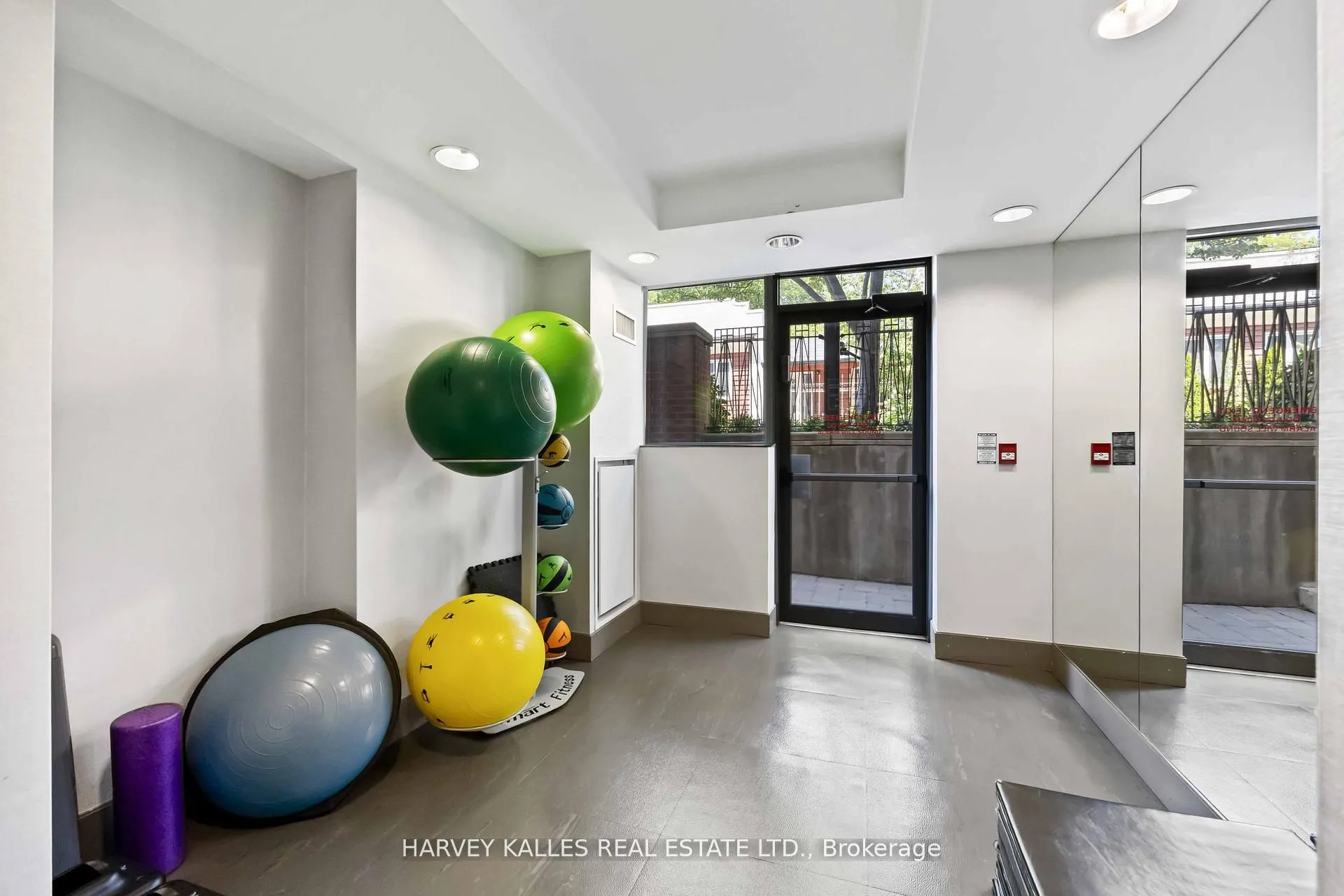 18 Beverley Street, #416