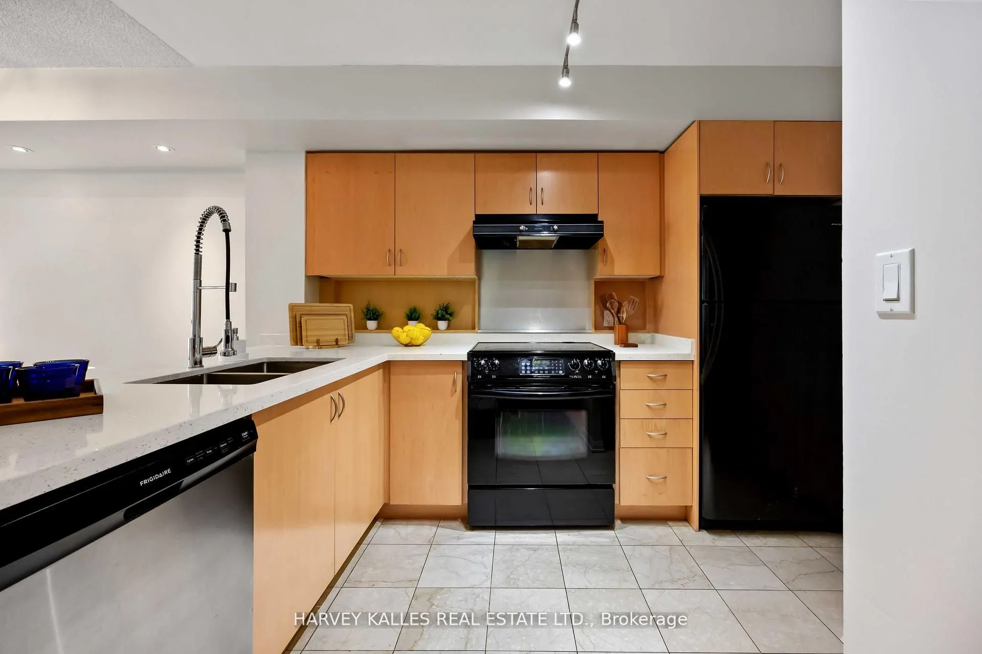 18 Beverley Street, #416