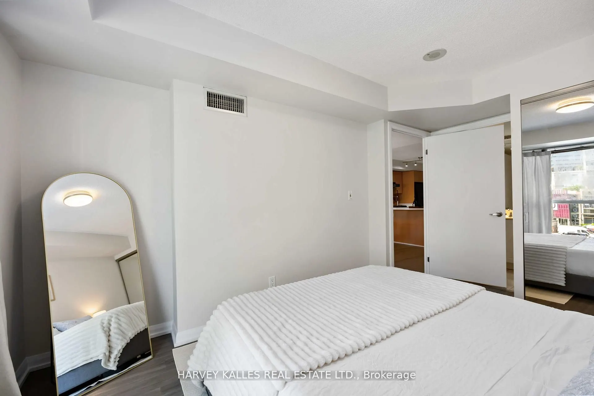 18 Beverley Street, #416