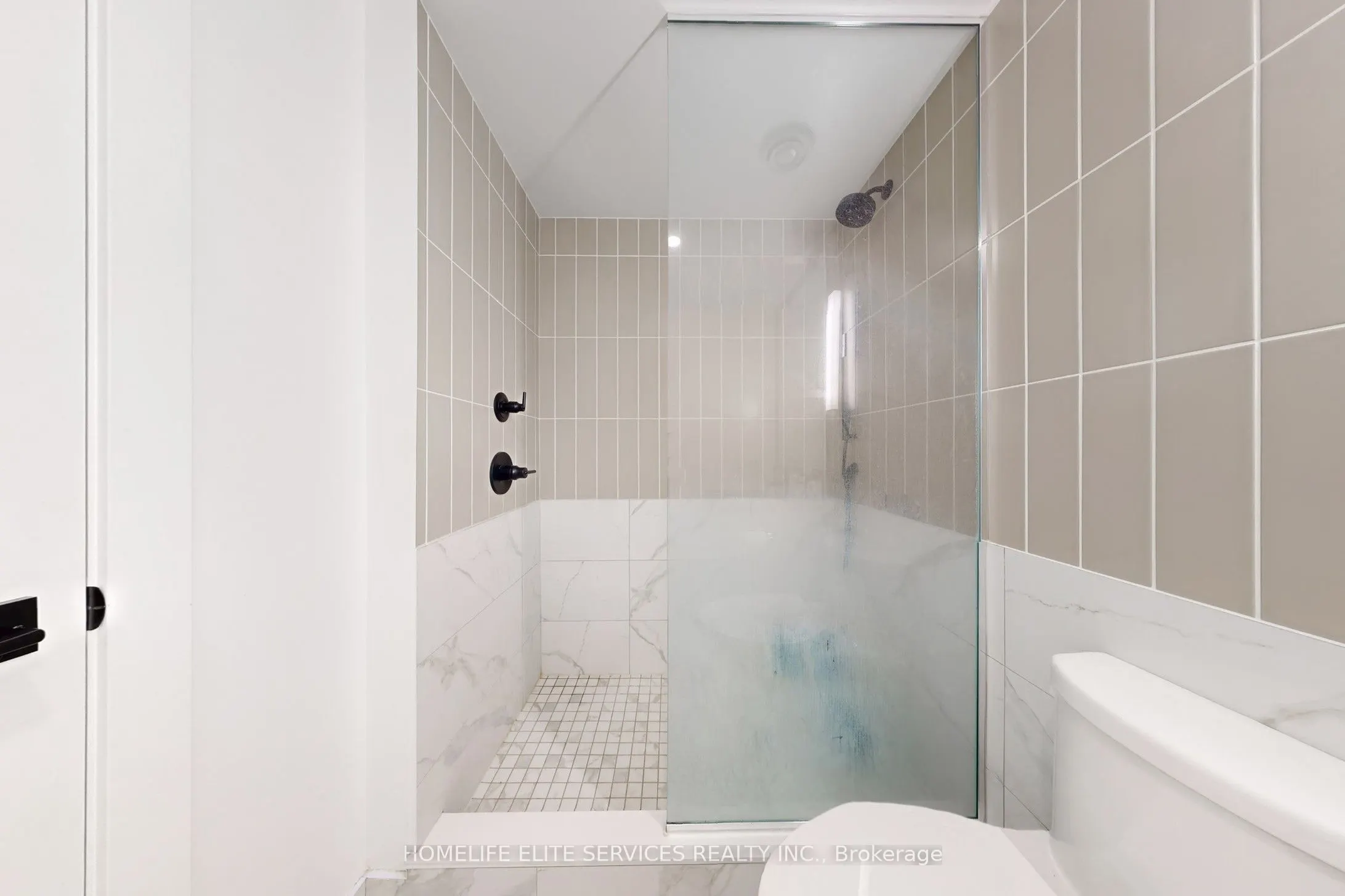 327 King Street W, #703