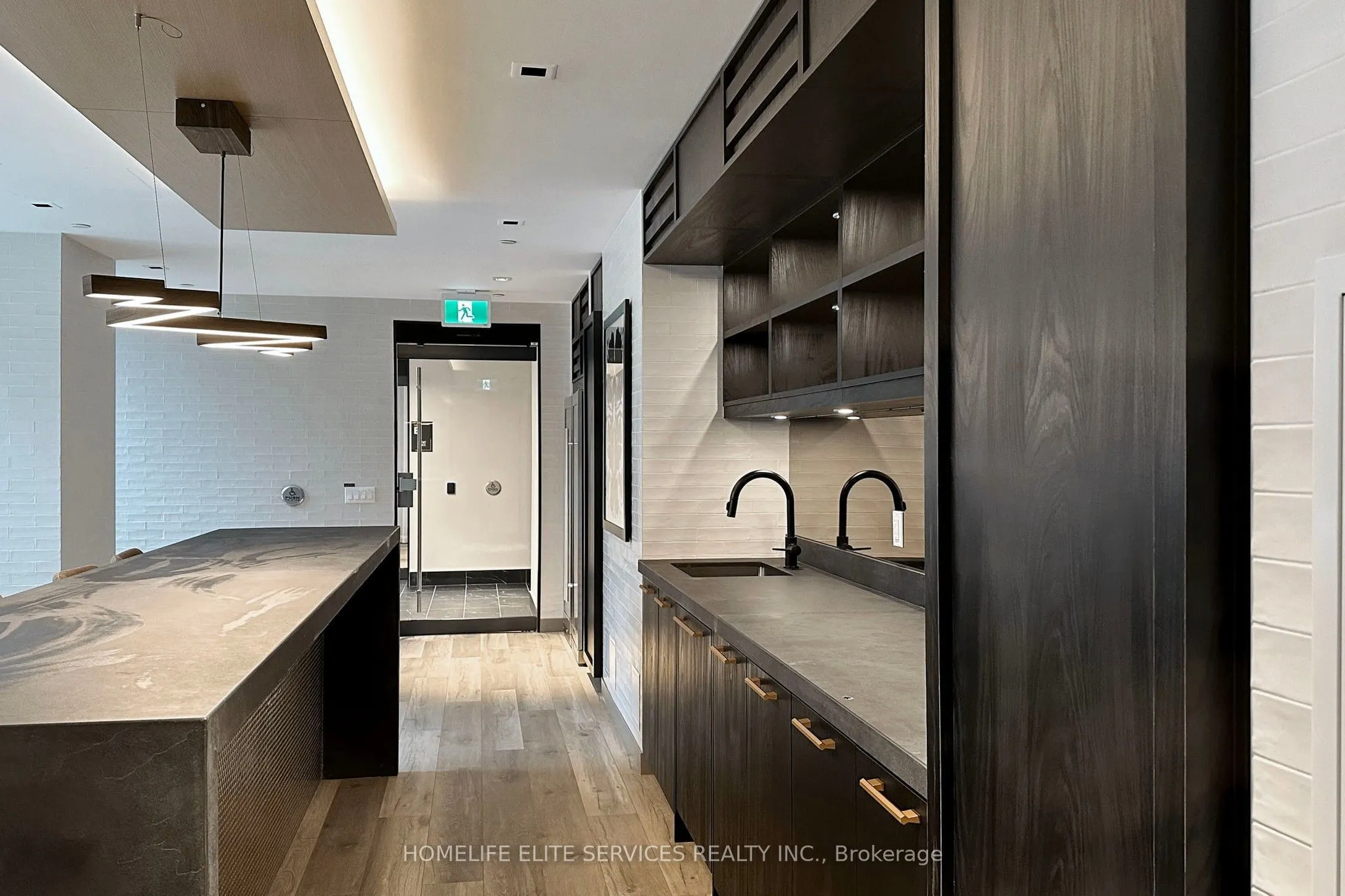 327 King Street W, #703