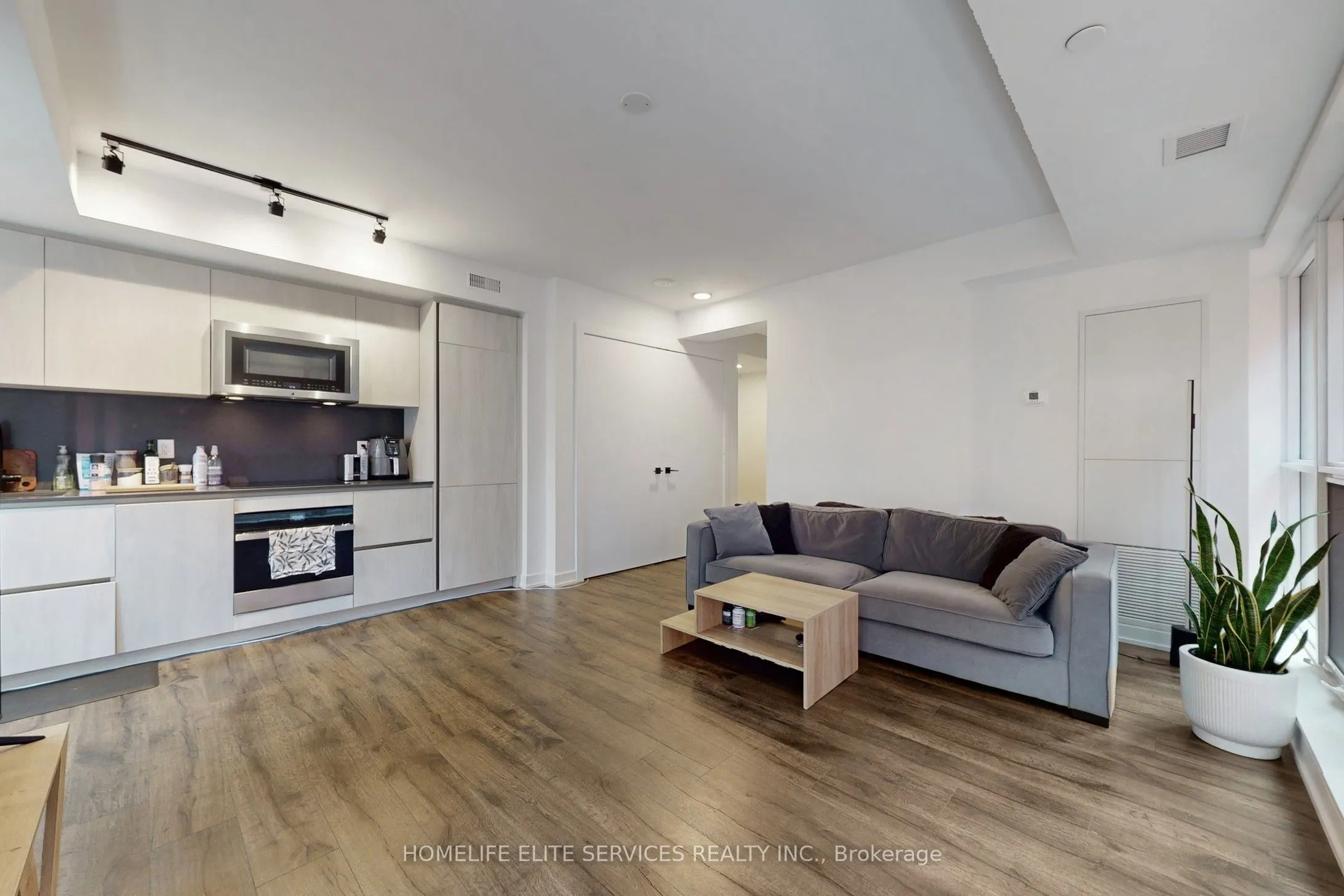 327 King Street W, #703