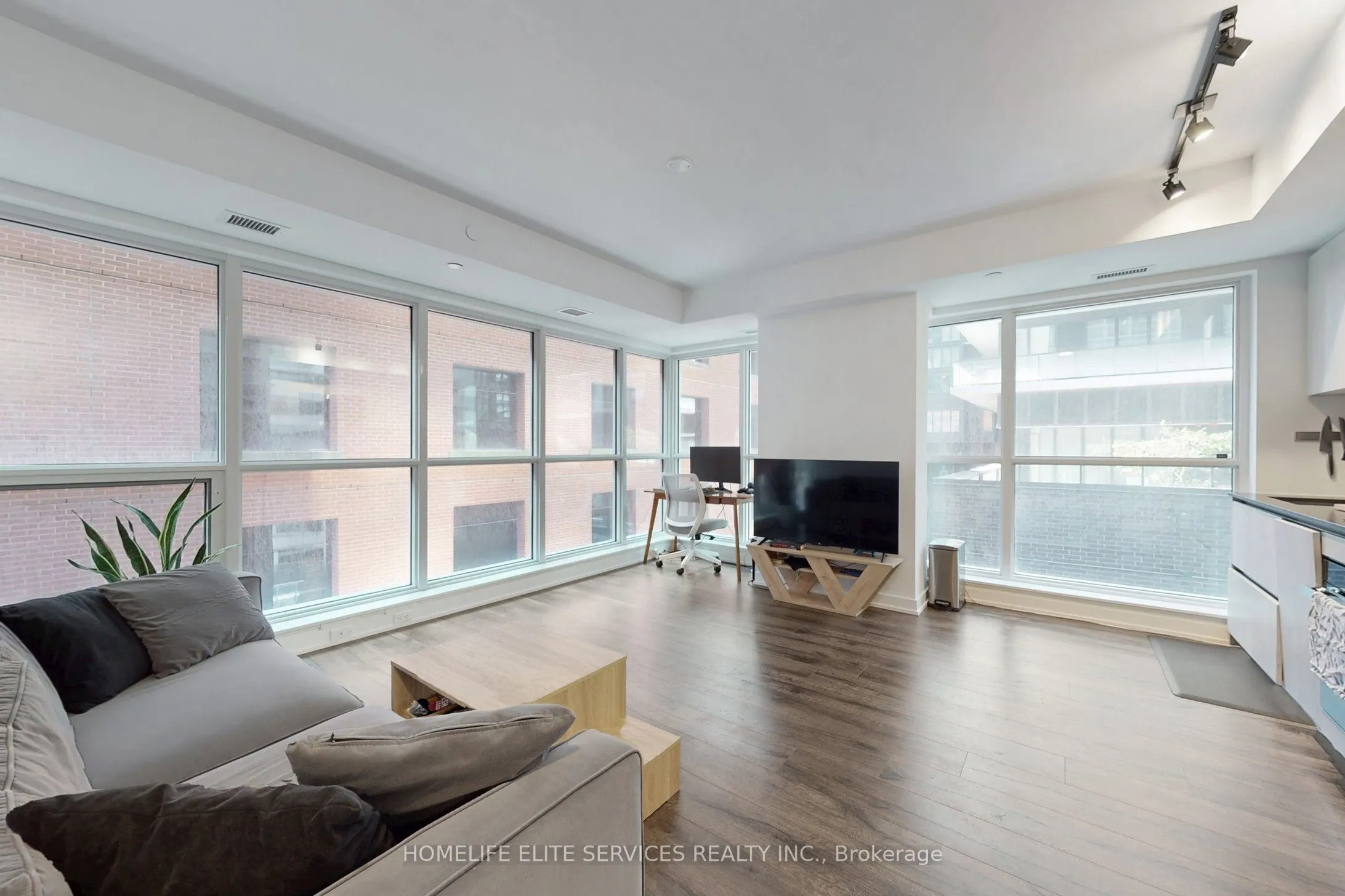 327 King Street W, #703