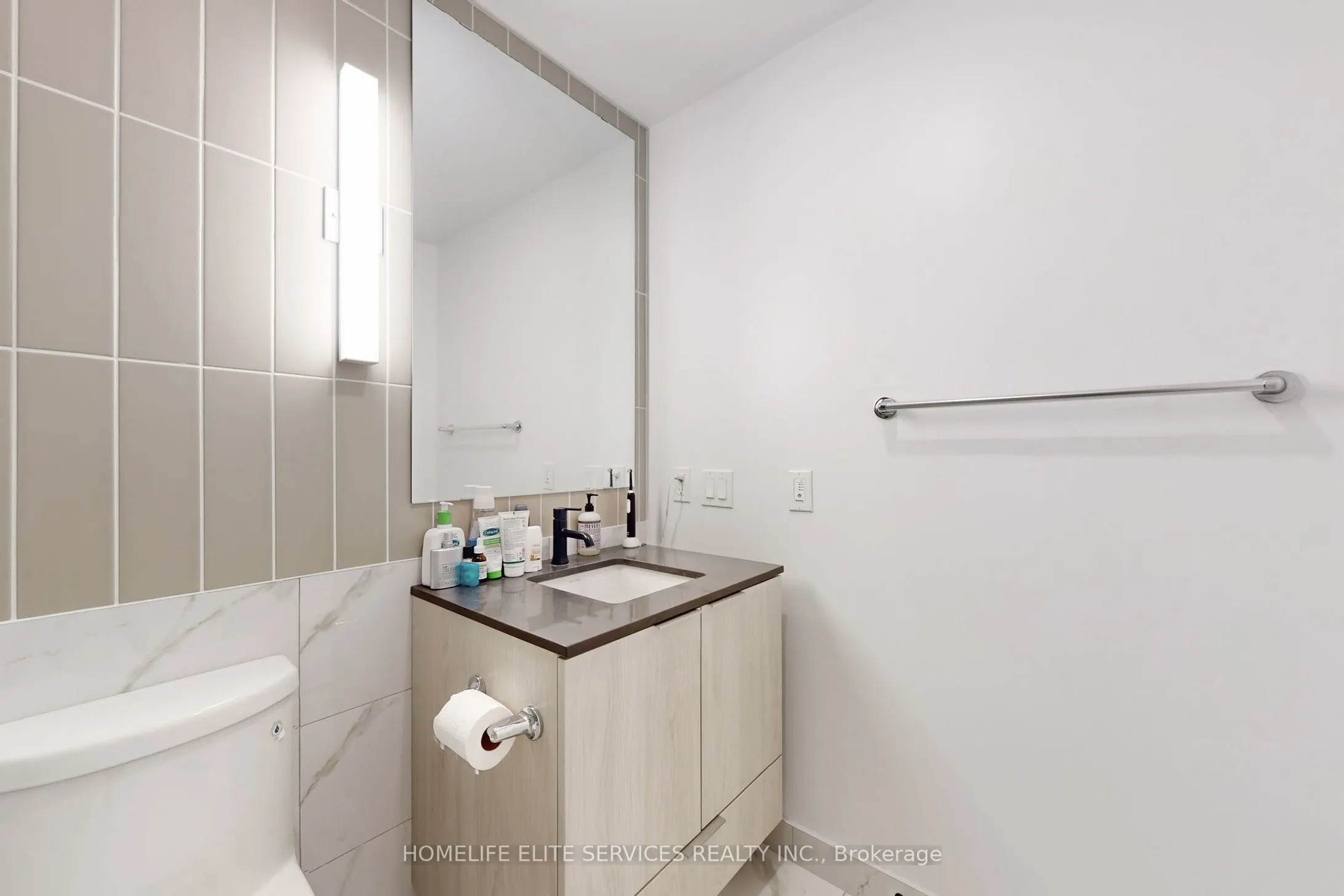 327 King Street W, #703