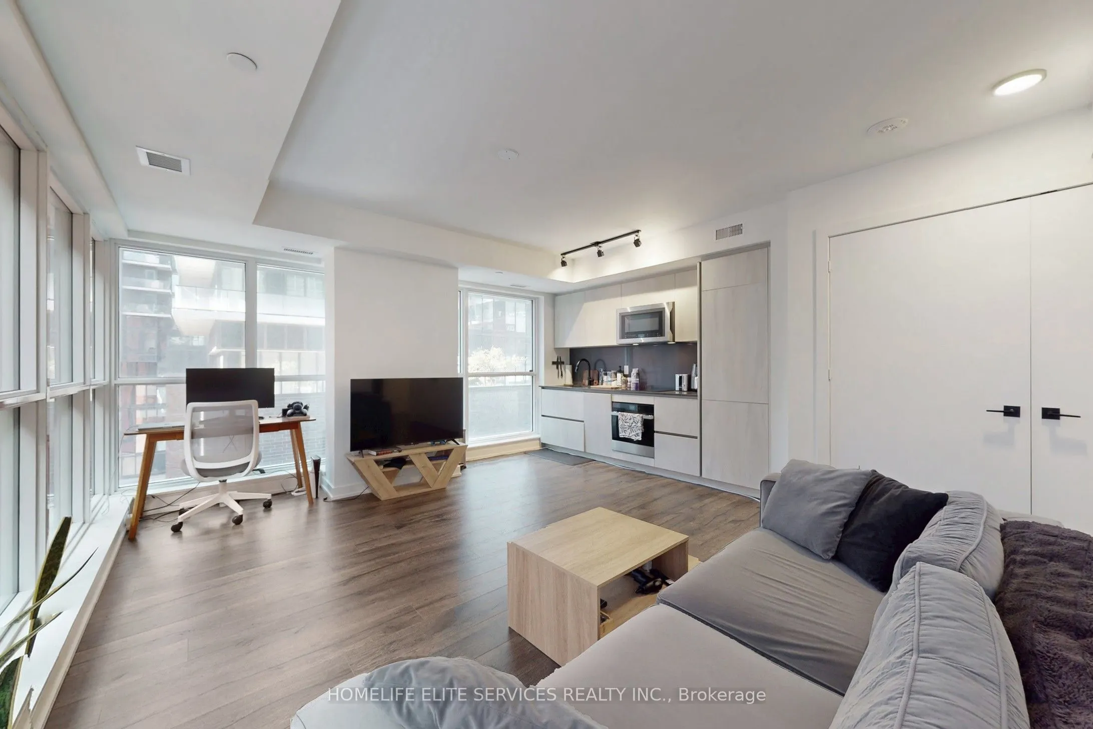327 King Street W, #703