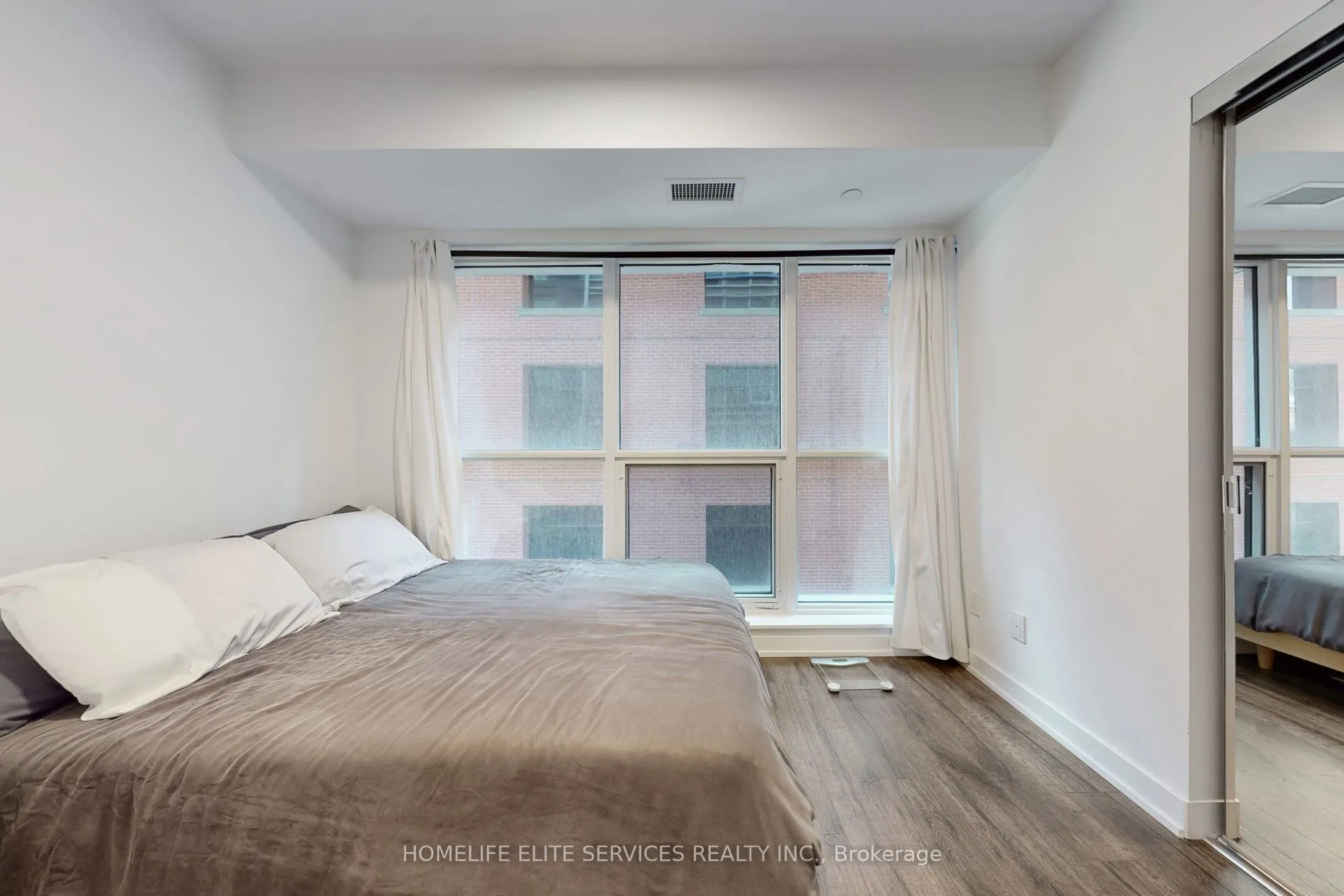 327 King Street W, #703
