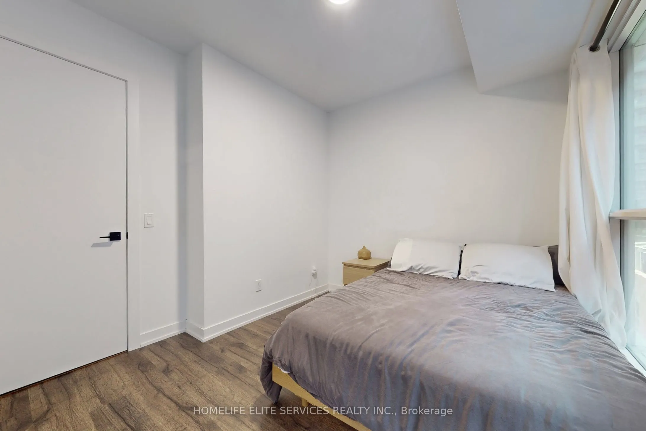 327 King Street W, #703