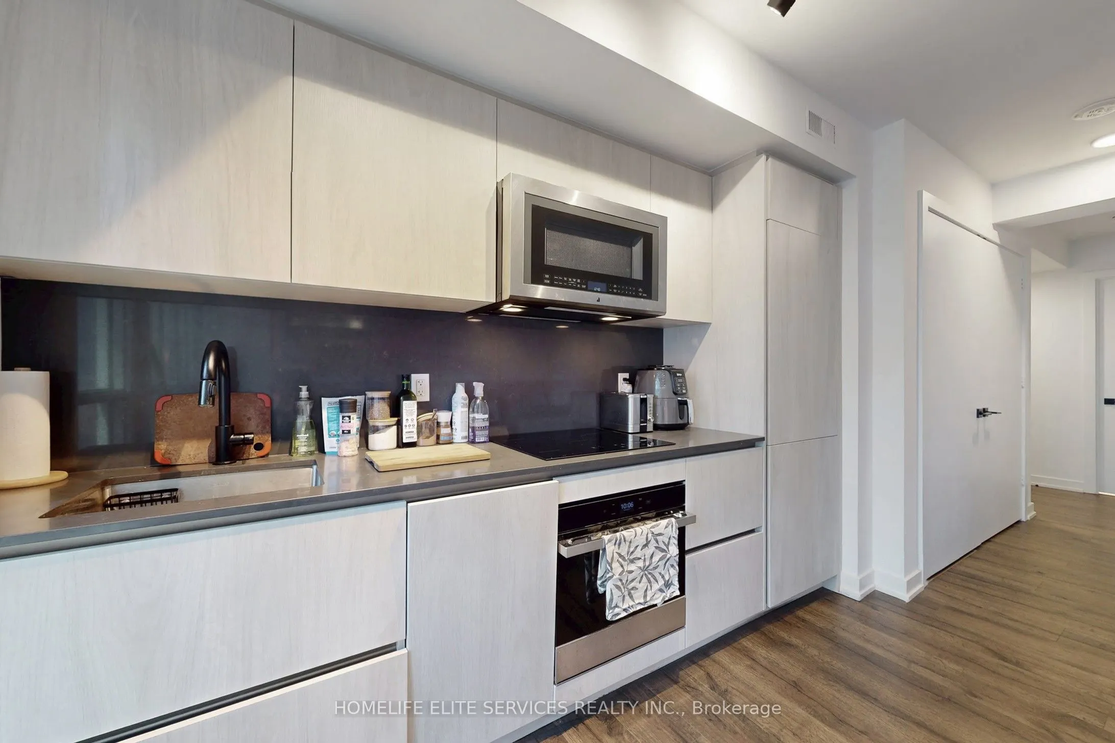 327 King Street W, #703