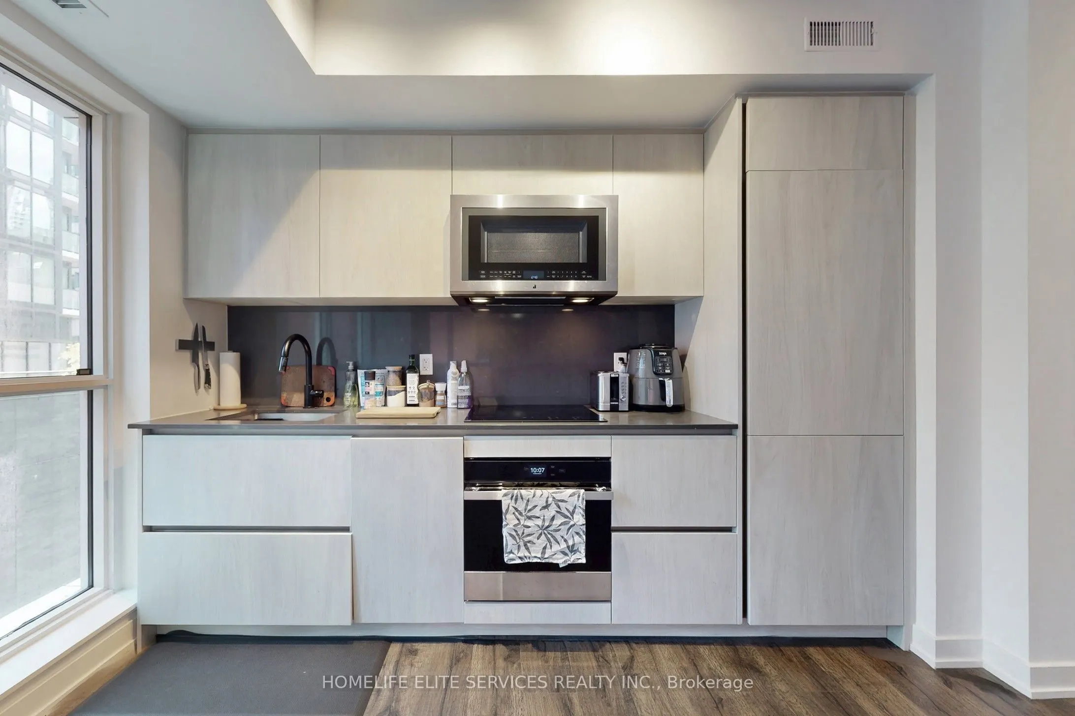 327 King Street W, #703