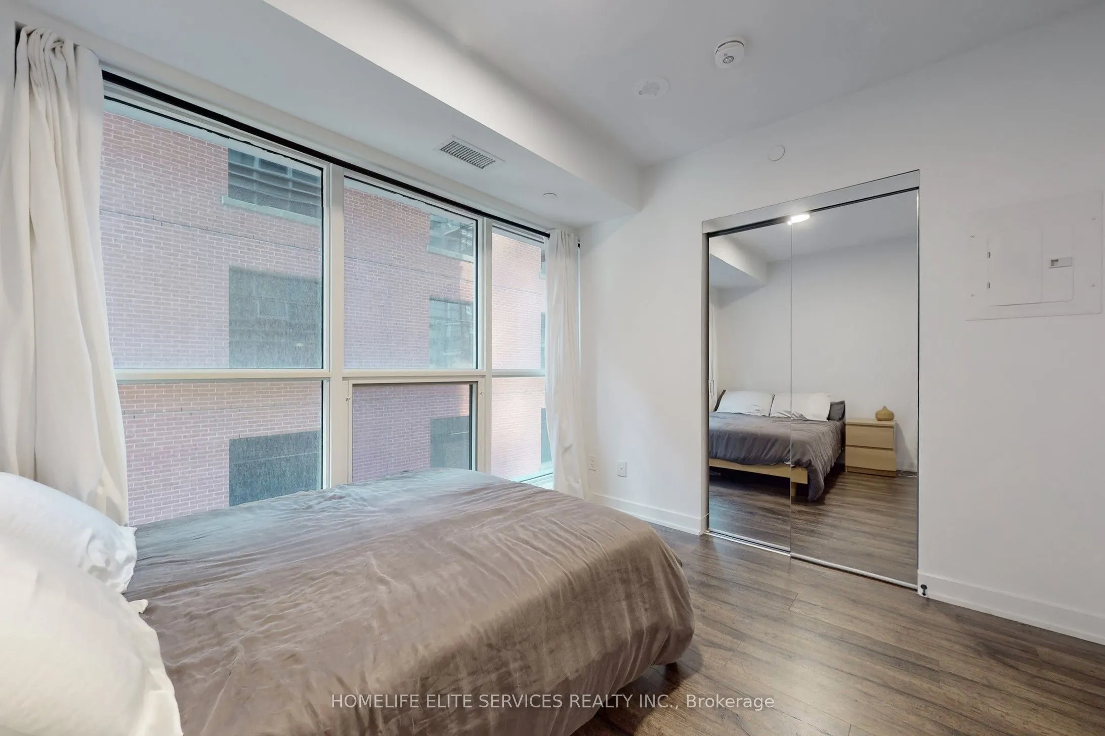 327 King Street W, #703