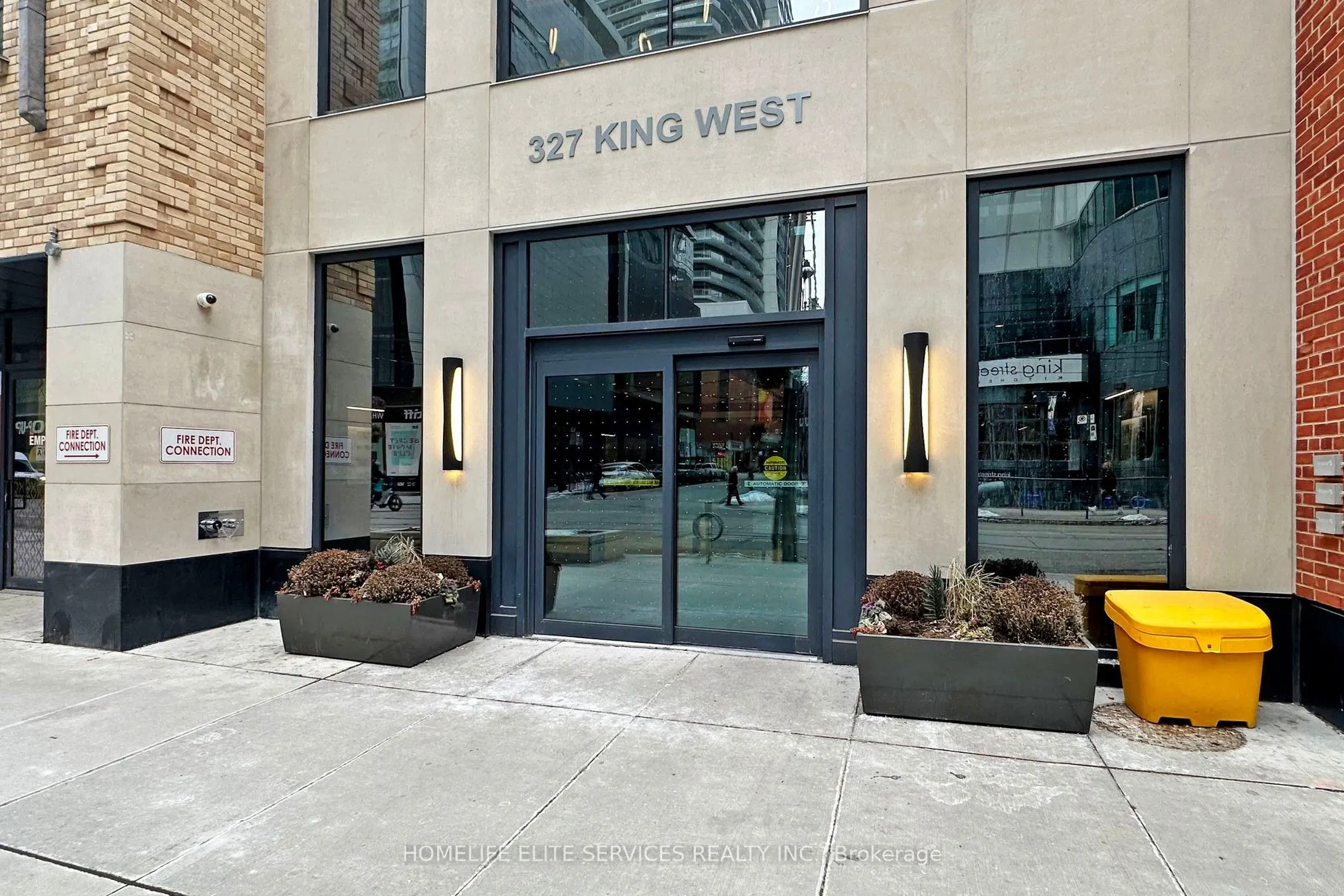 327 King Street W, #703