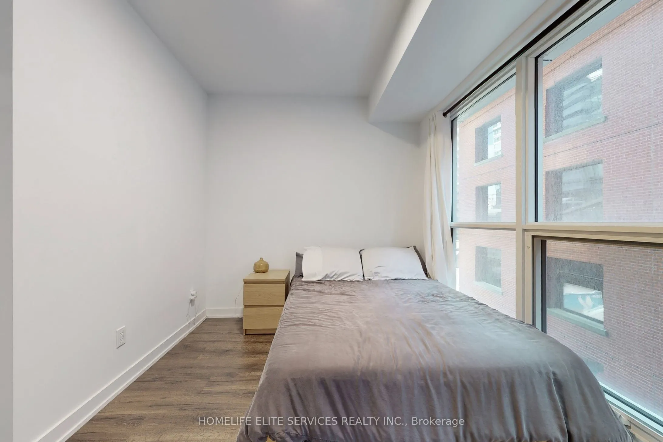 327 King Street W, #703