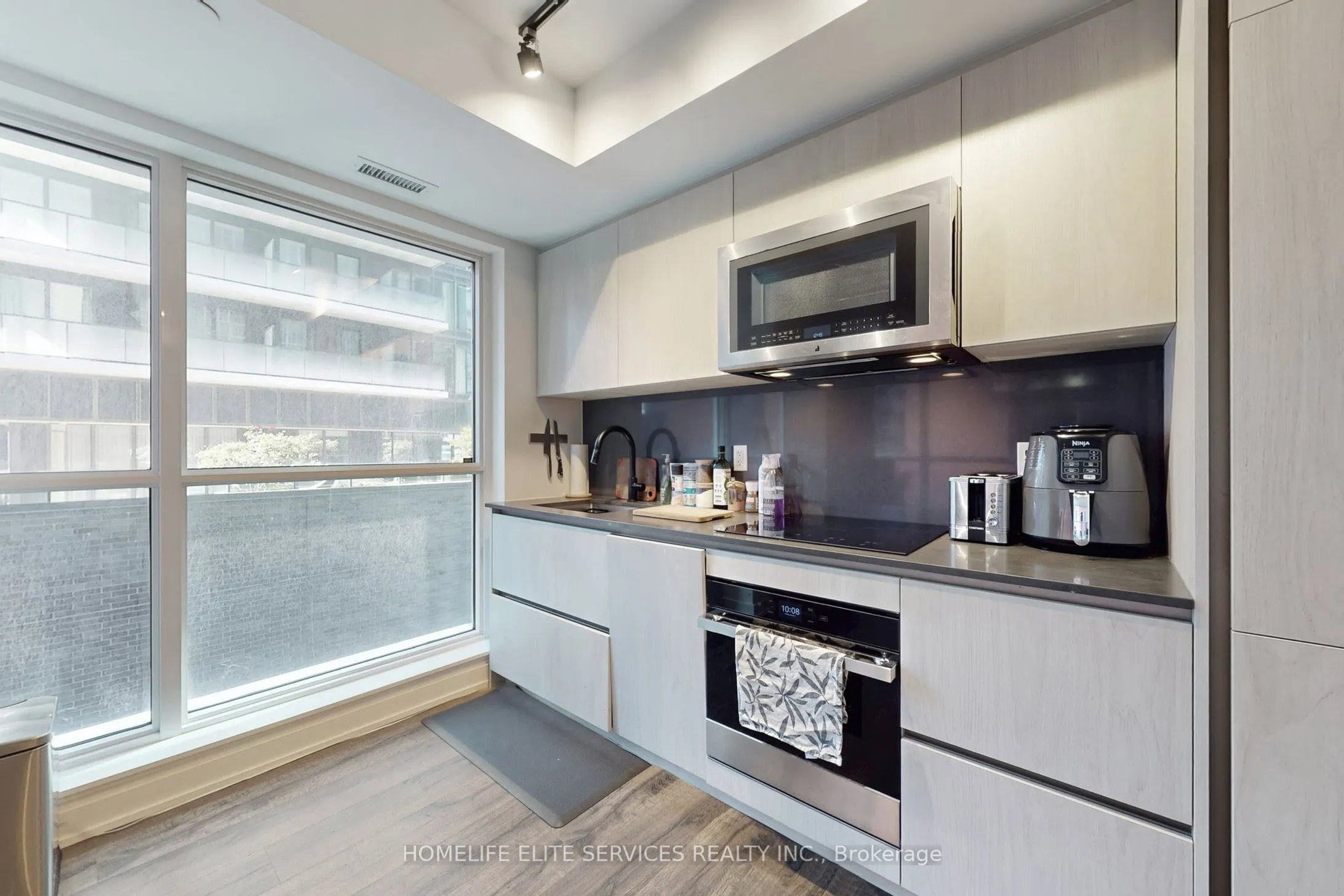 327 King Street W, #703