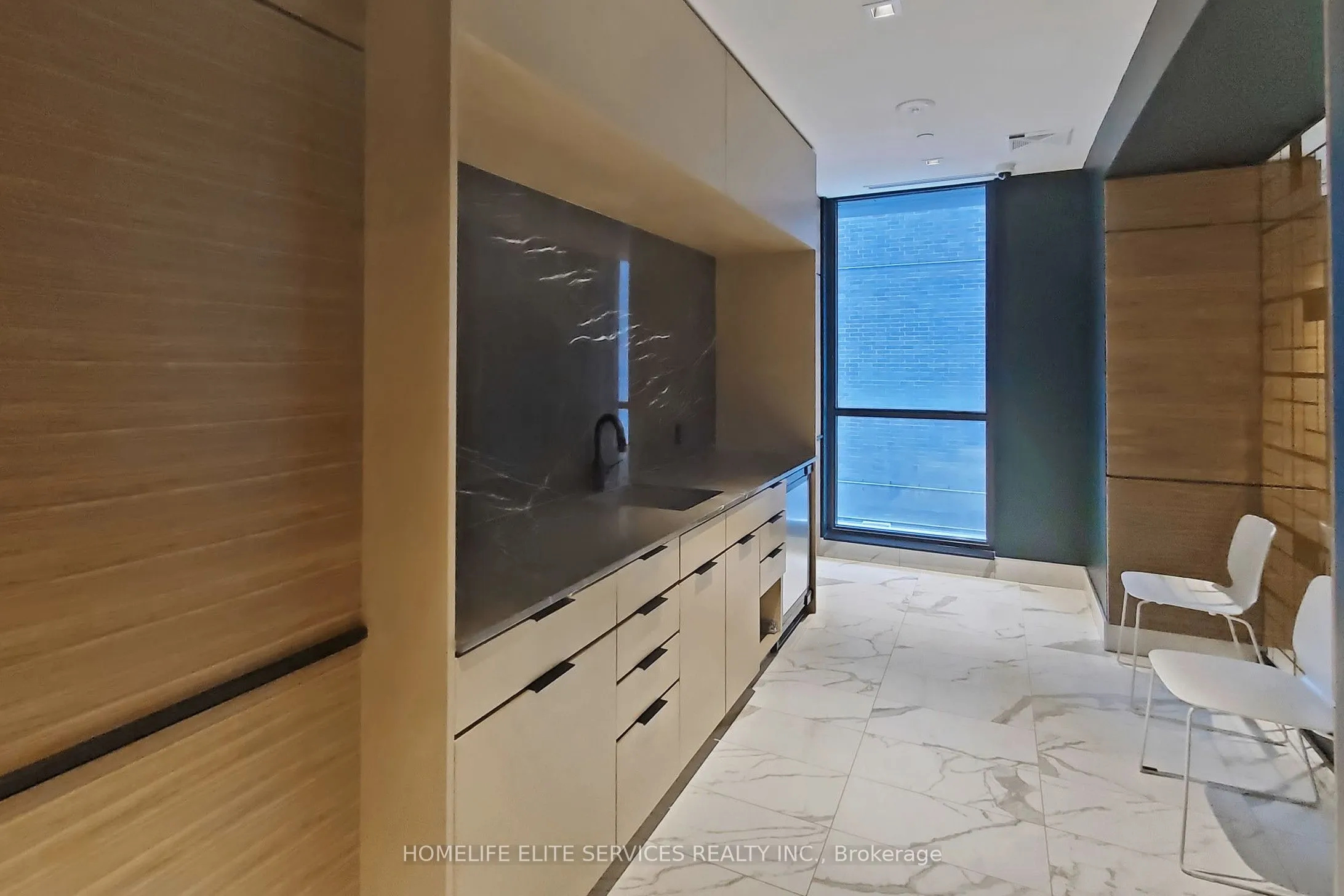 327 King Street W, #703