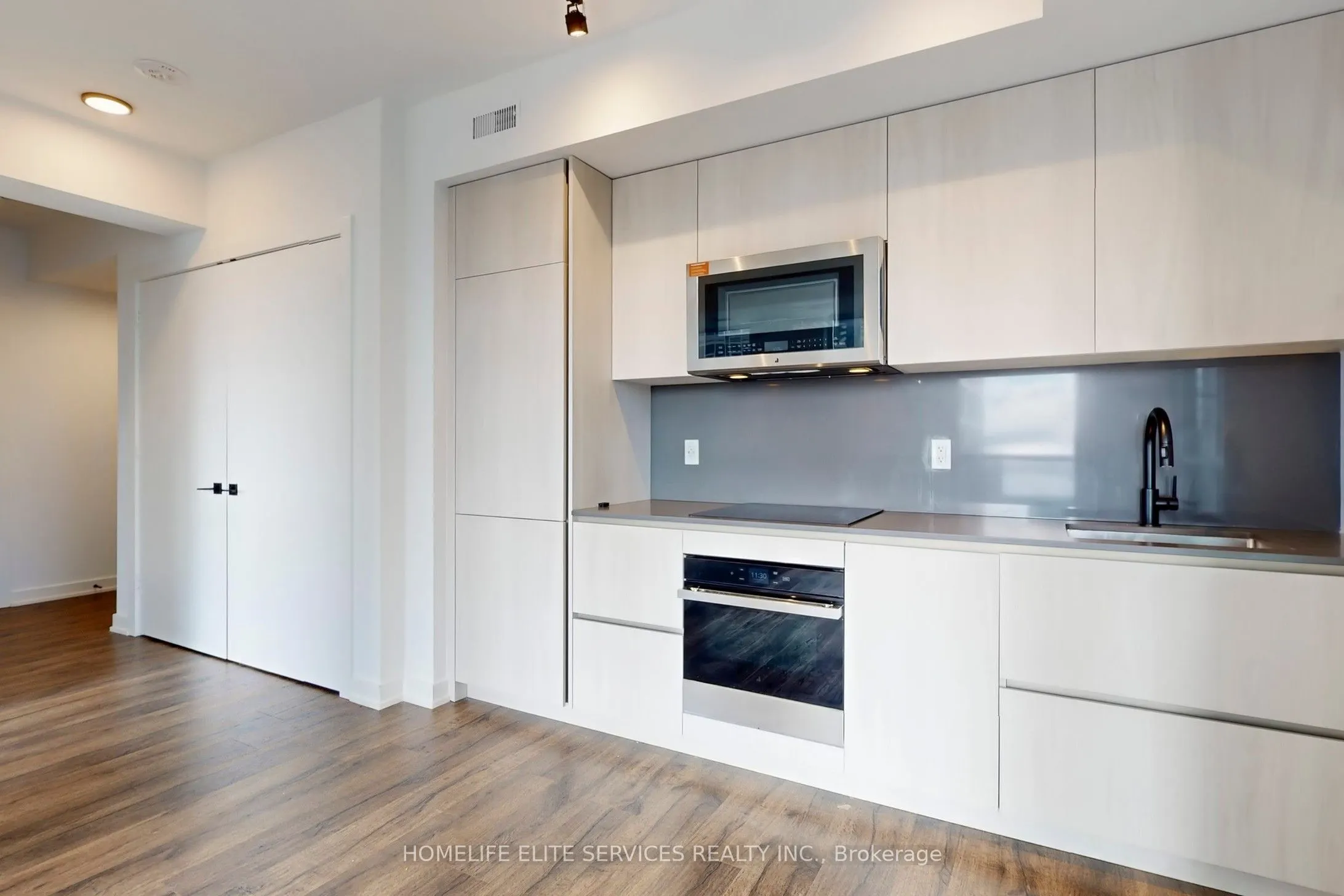 327 King Street W, #2302