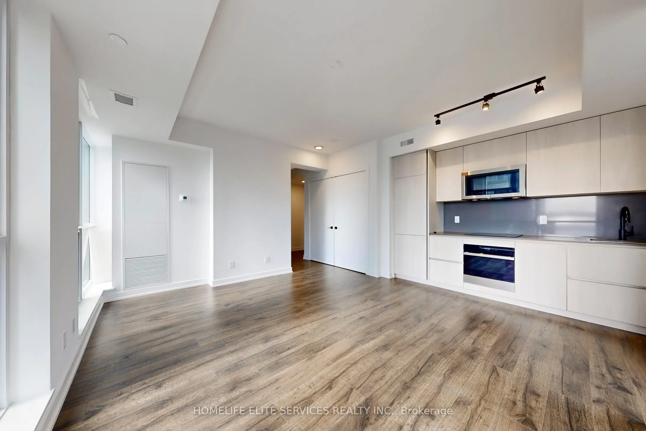 327 King Street W, #2302