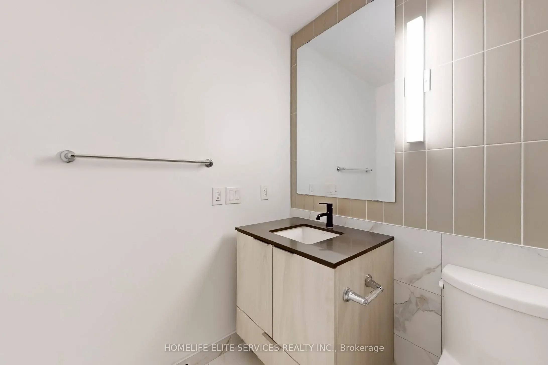 327 King Street W, #2302