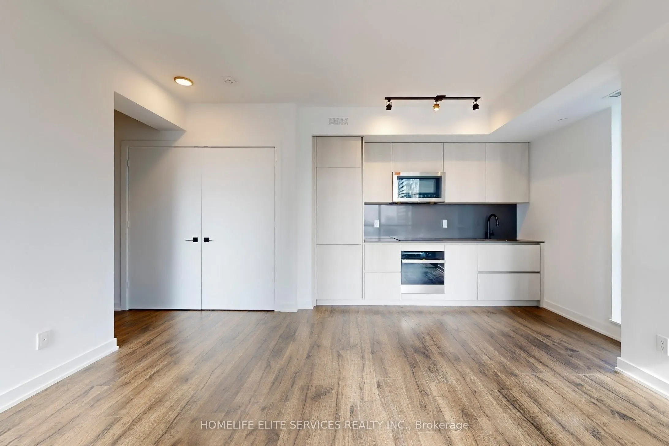 327 King Street W, #2302