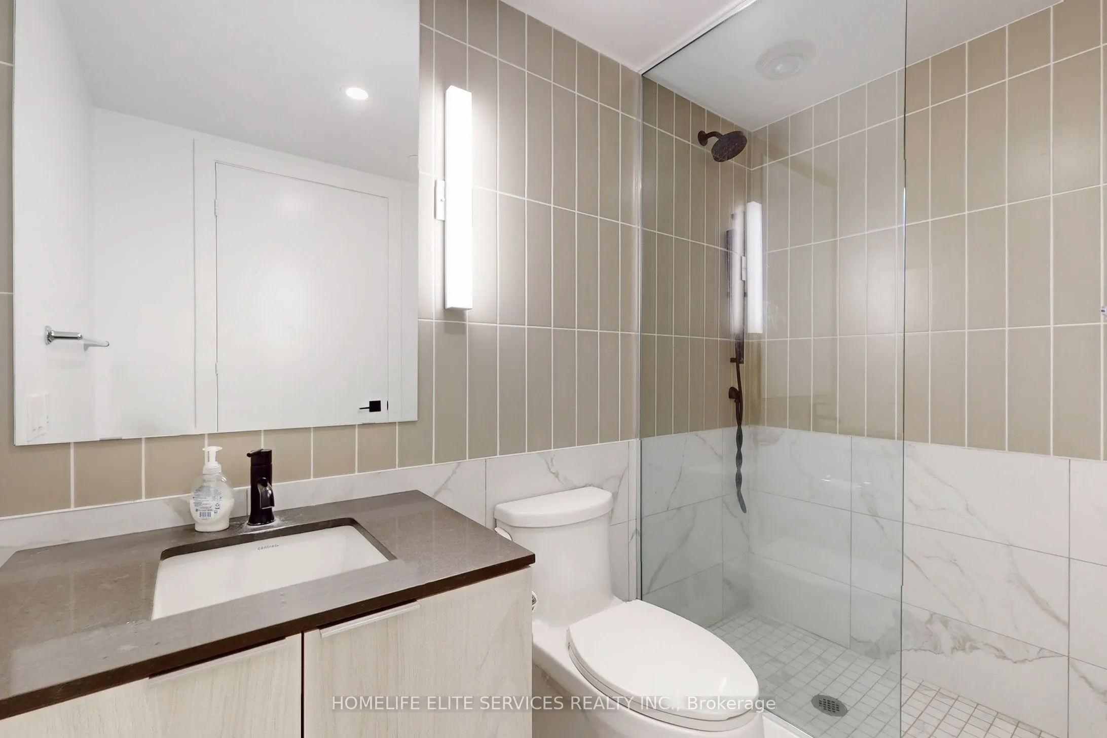 327 King Street W, #702