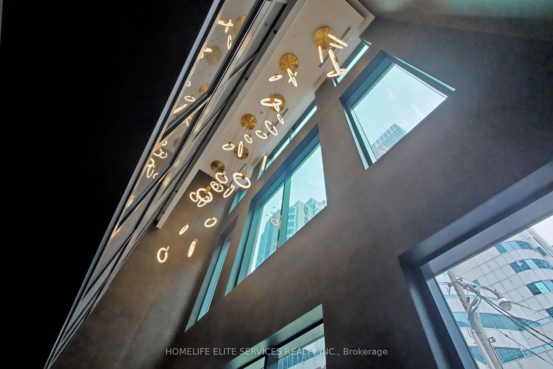 327 King Street W, #702