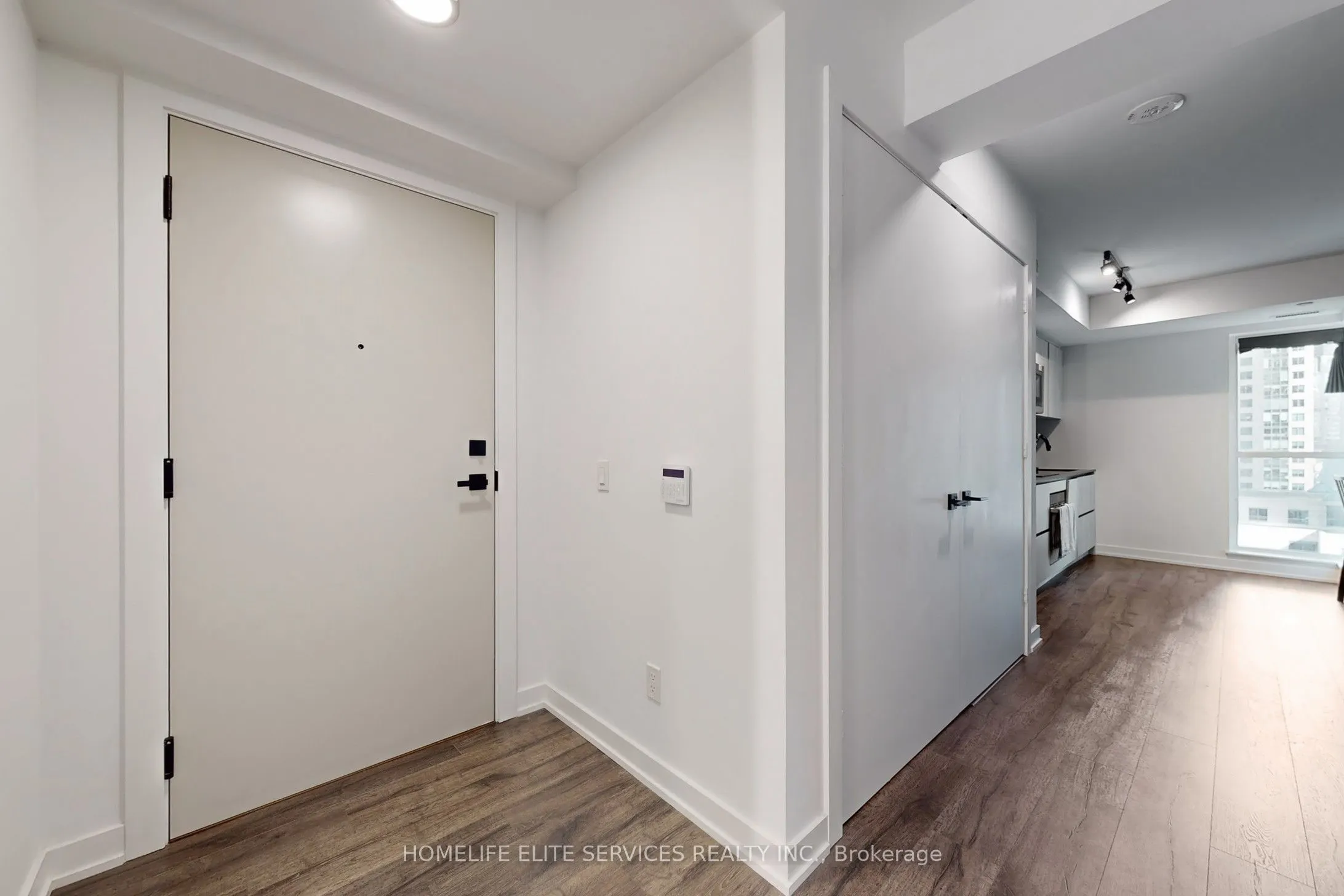 327 King Street W, #702