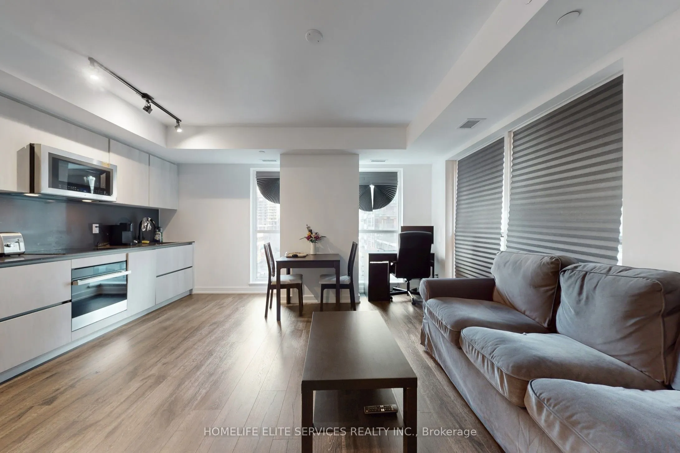 327 King Street W, #702