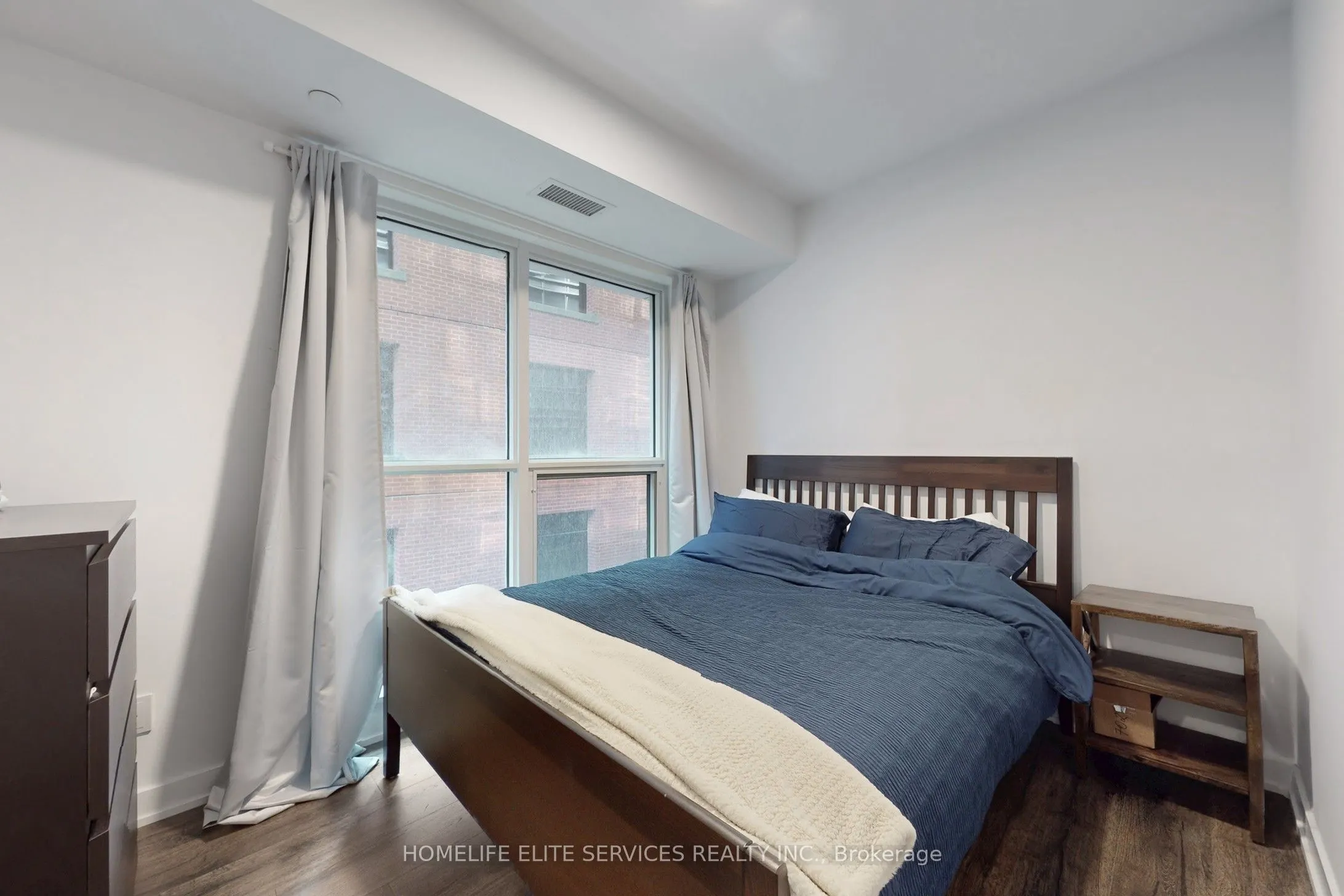 327 King Street W, #702