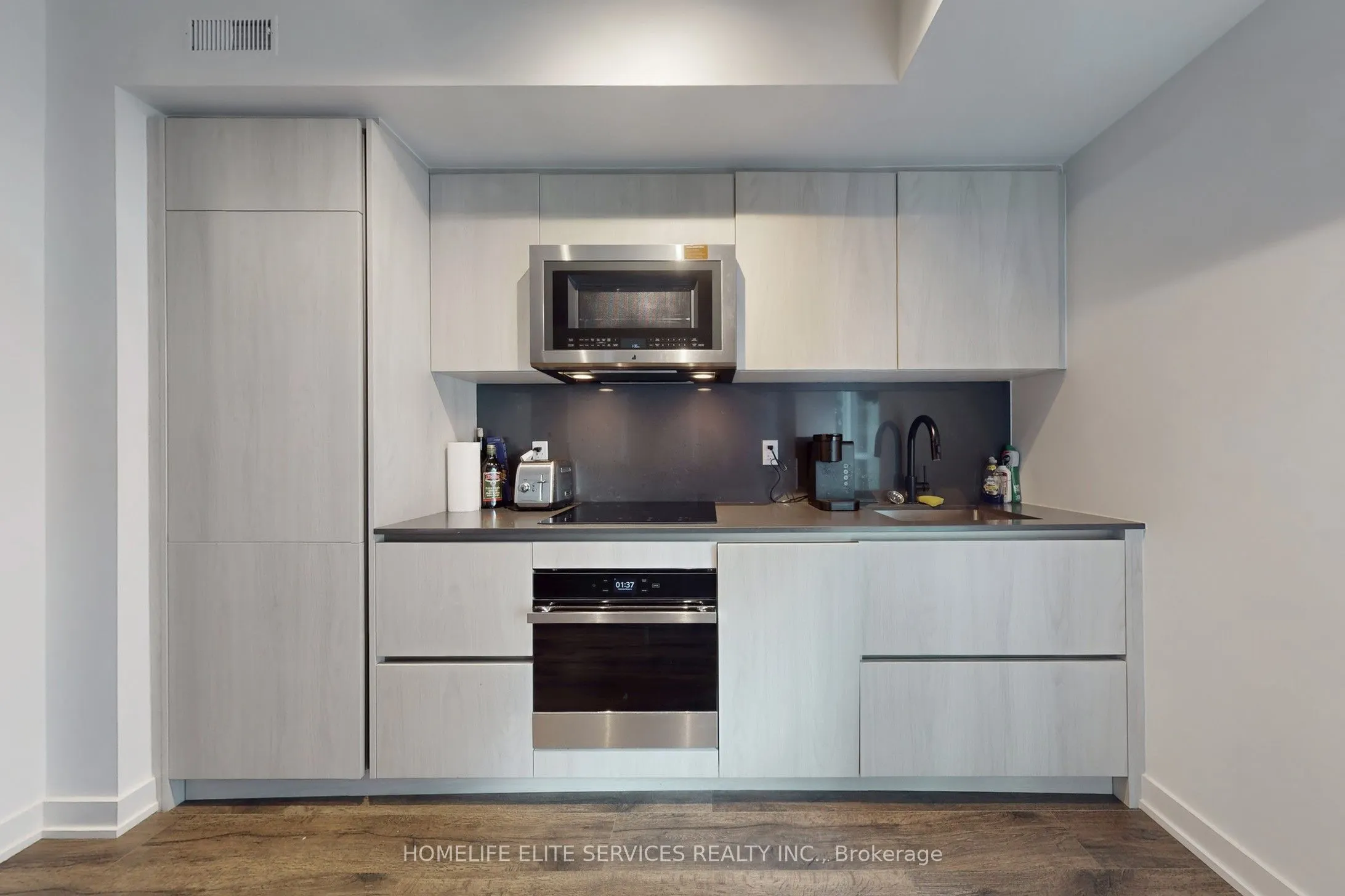 327 King Street W, #702