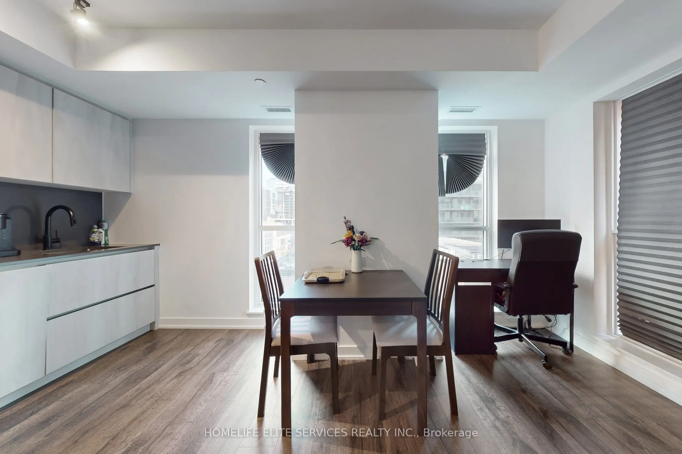327 King Street W, #702