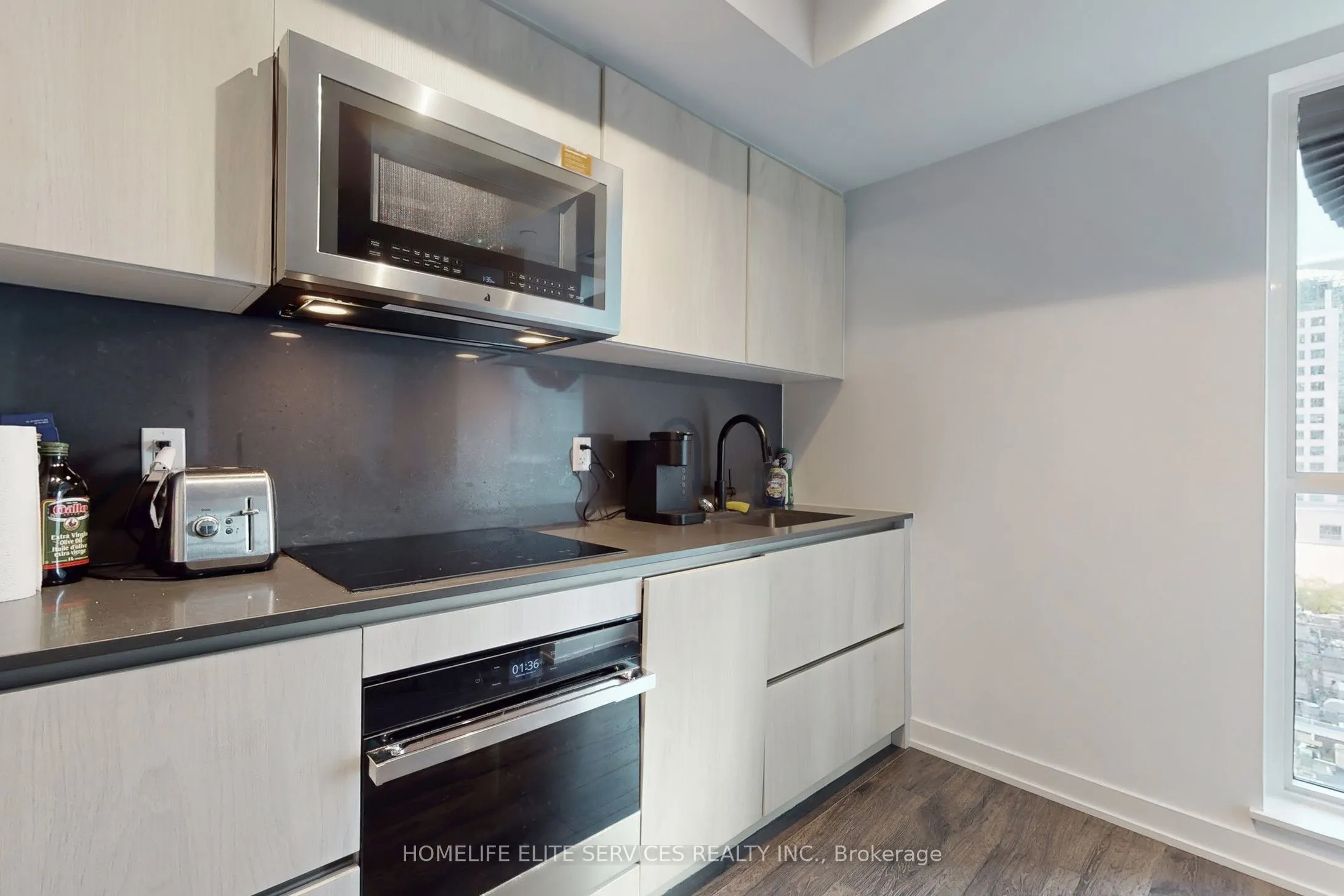 327 King Street W, #702