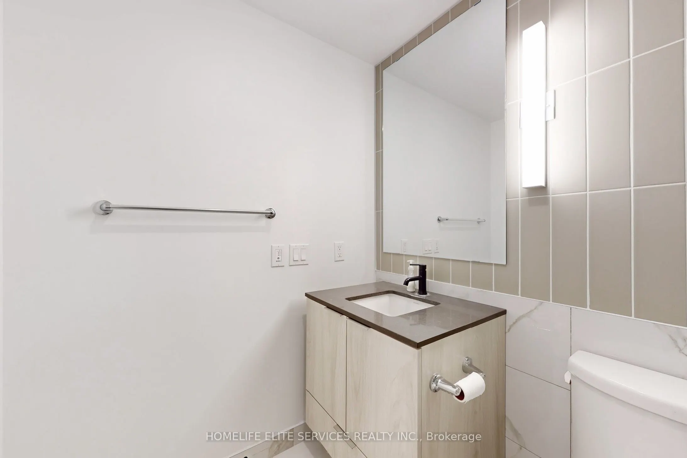 327 King Street W, #702