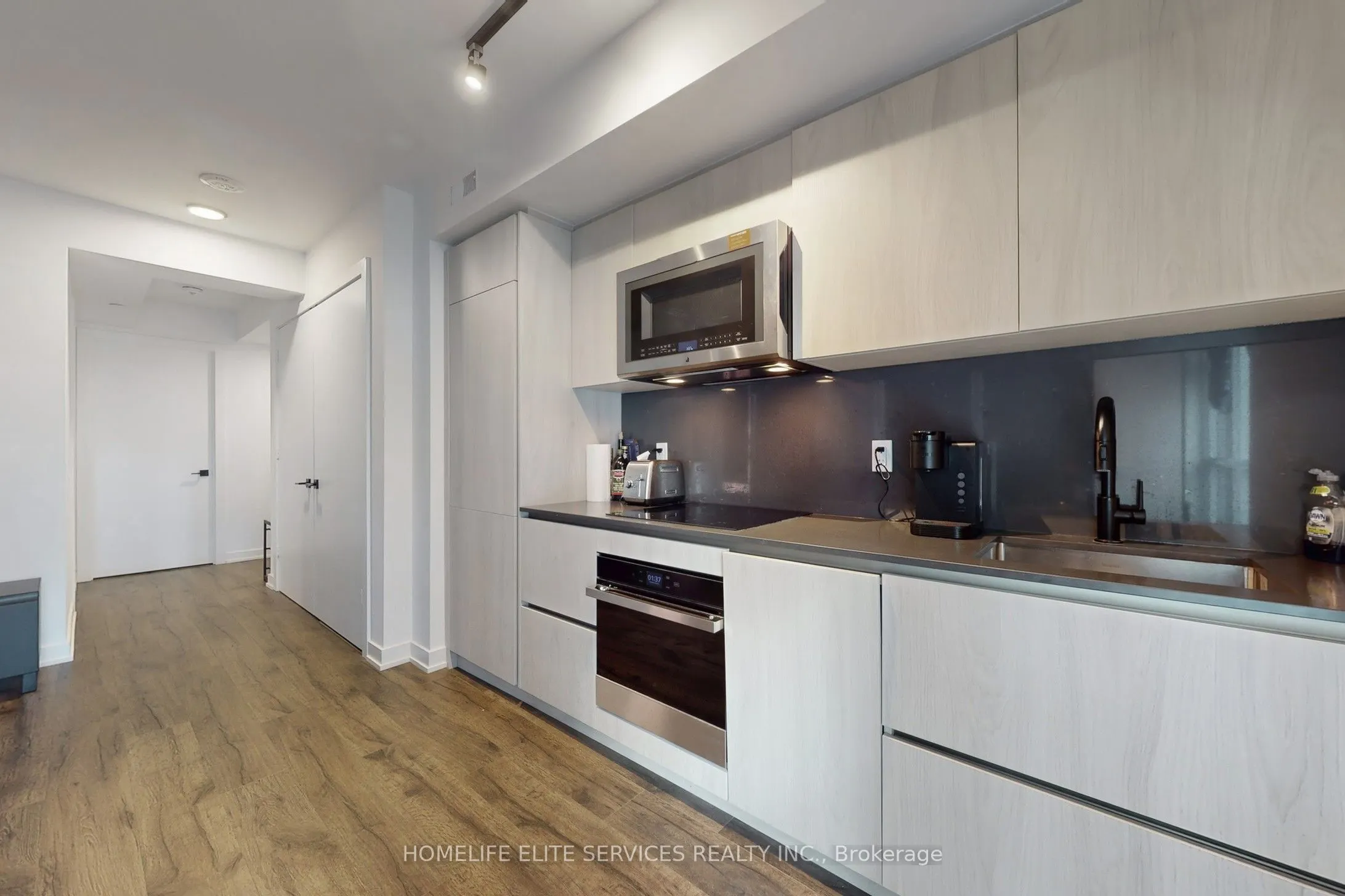 327 King Street W, #702