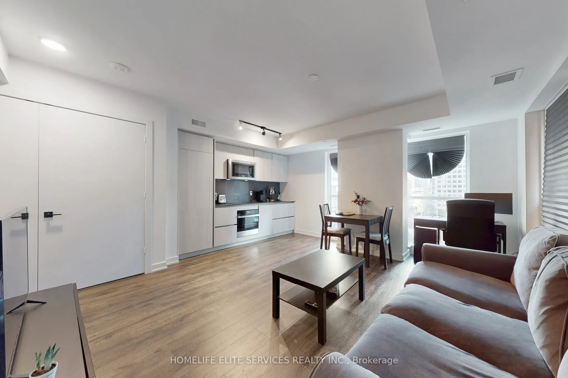 327 King Street W, #702