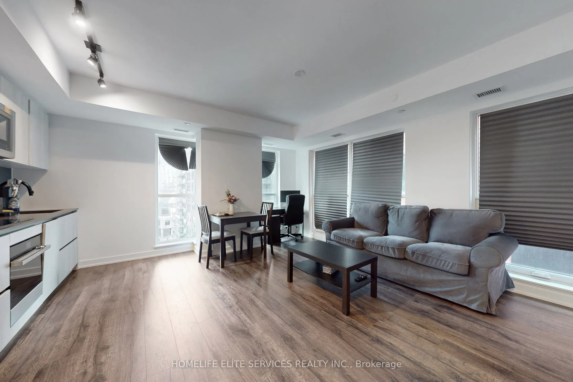 327 King Street W, #702