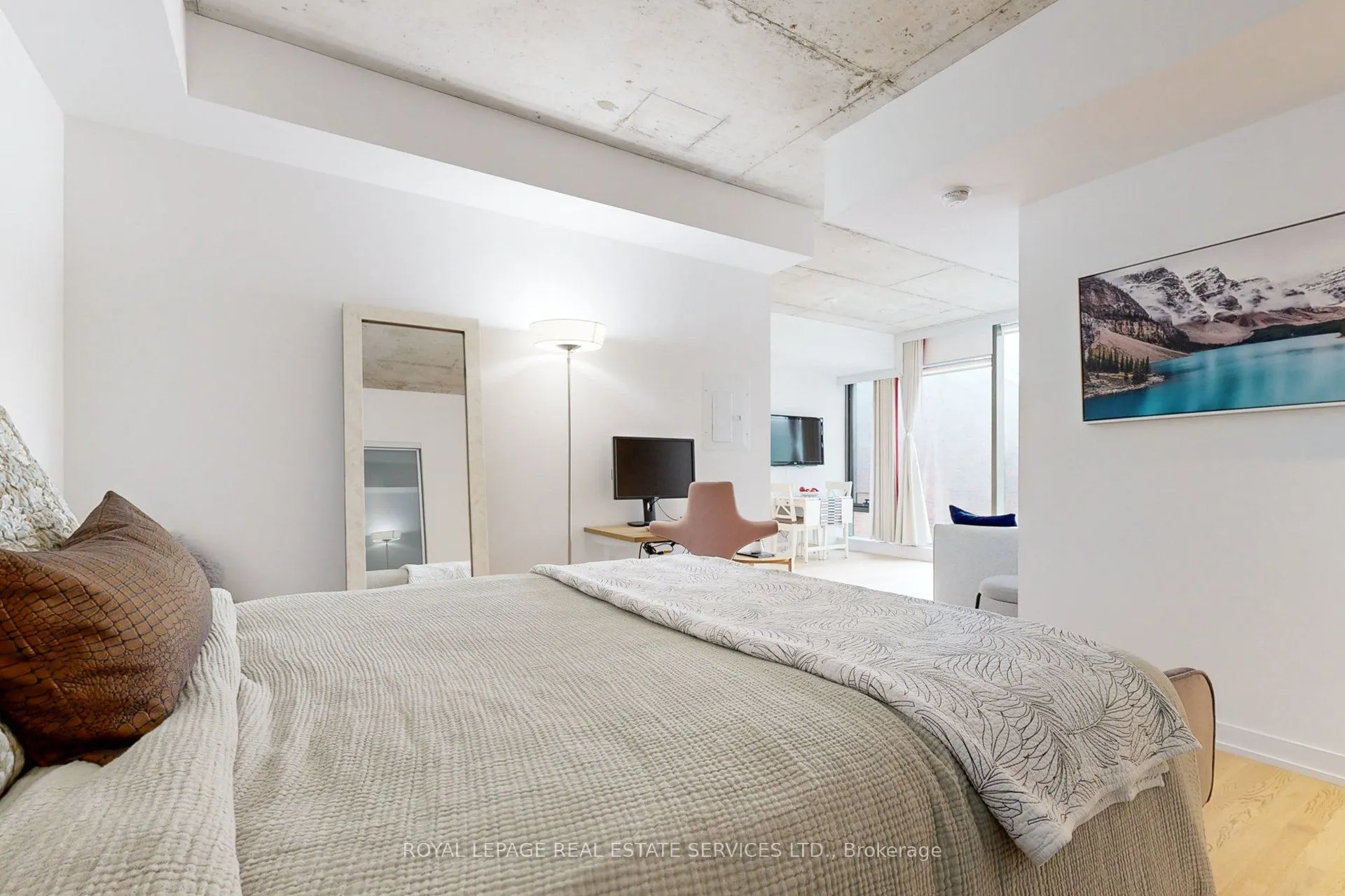 560 King Street W