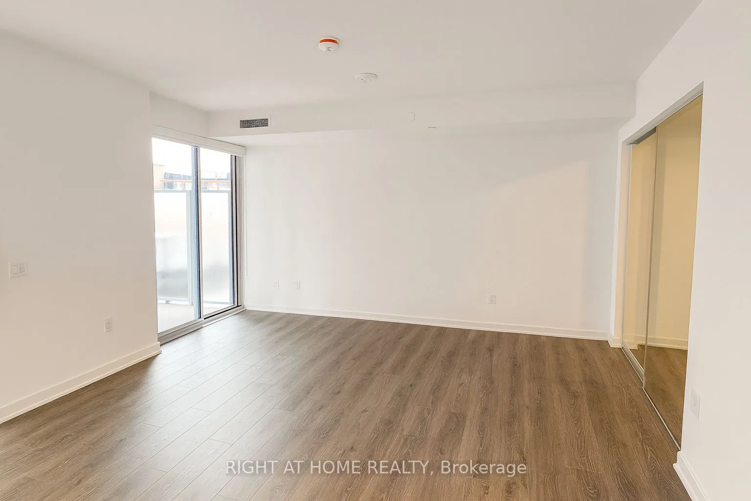 9 Tecumseth Street, #404