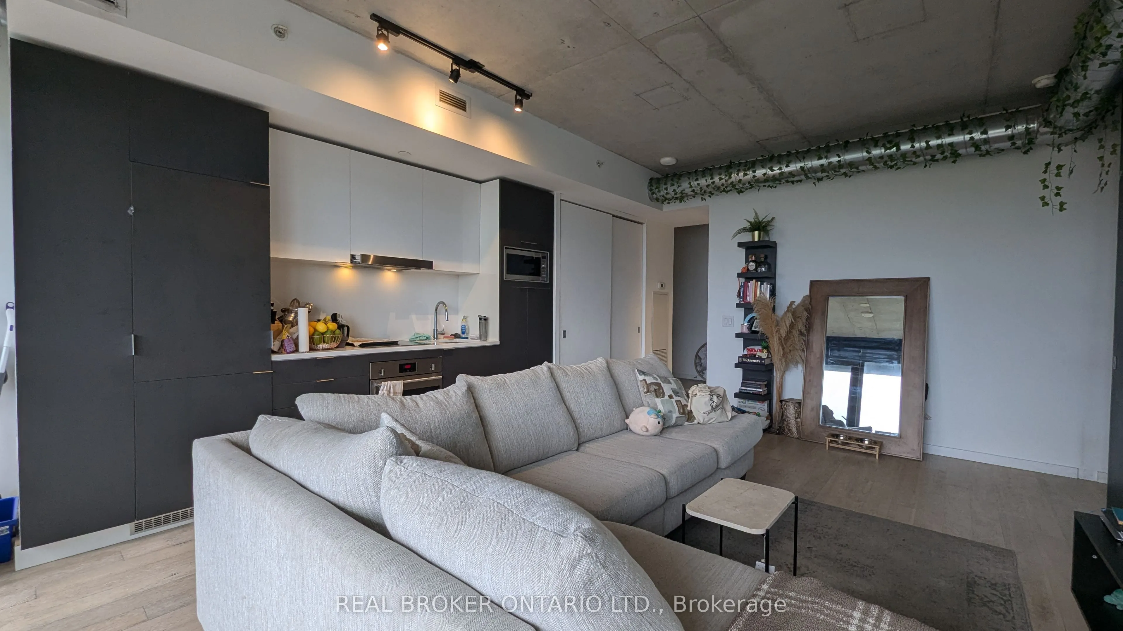 170 Bayview Avenue, #817