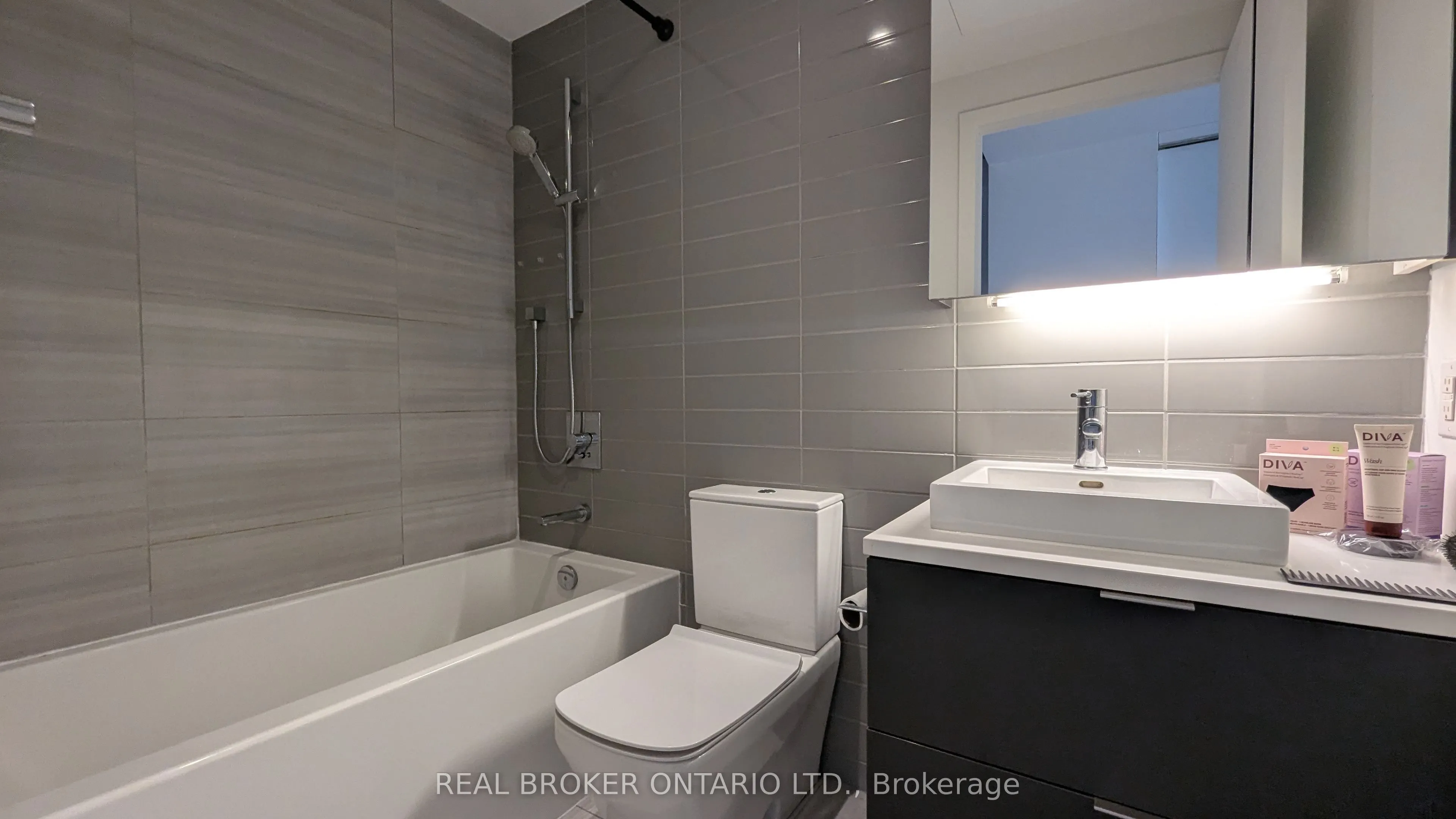 170 Bayview Avenue, #817