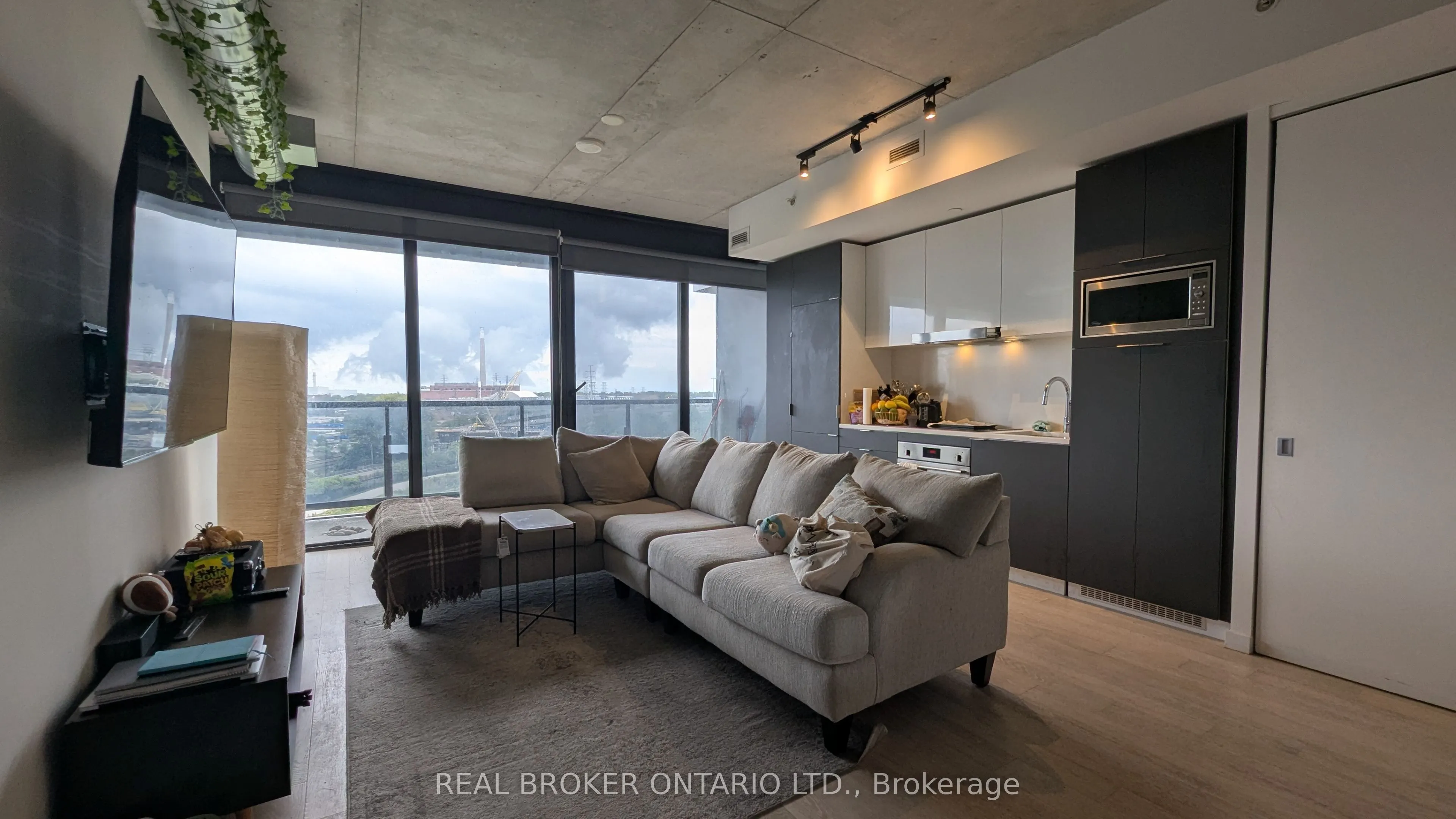 170 Bayview Avenue, #817