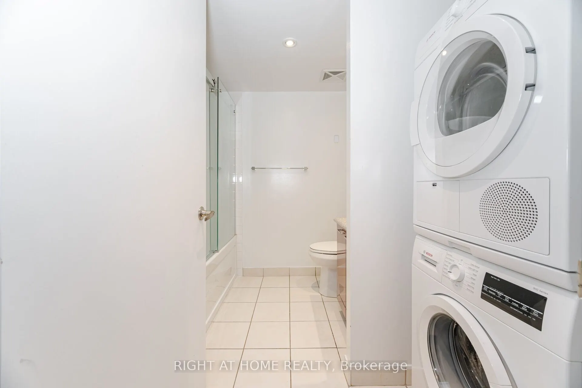 22 Wellesley Street E, #605