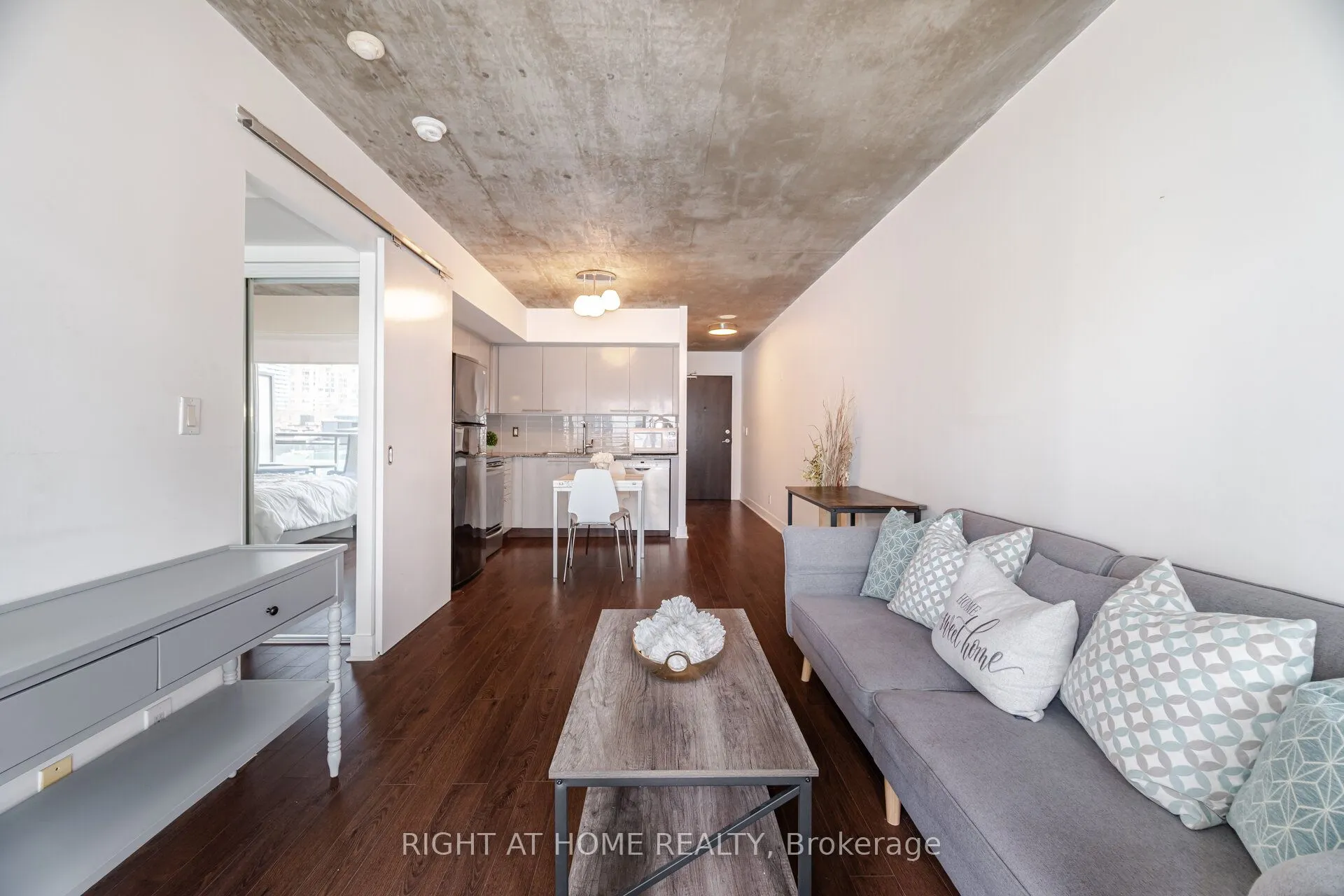 22 Wellesley Street E, #605