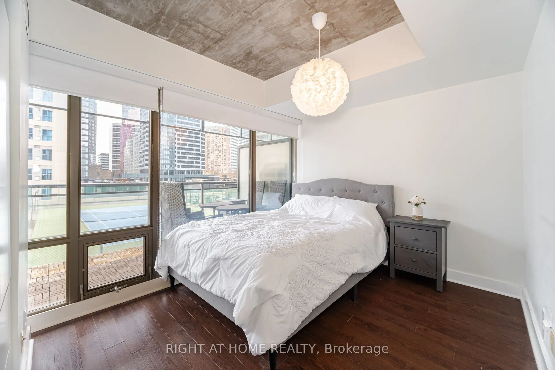 22 Wellesley Street E, #605