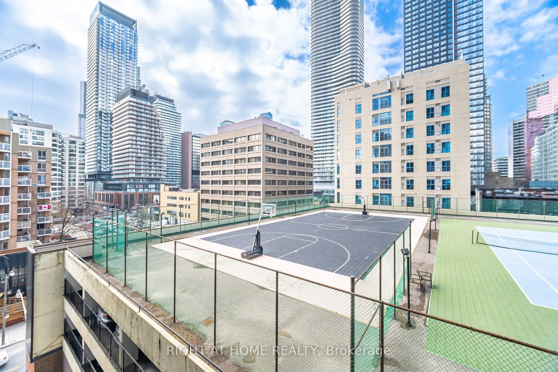 22 Wellesley Street E, #605