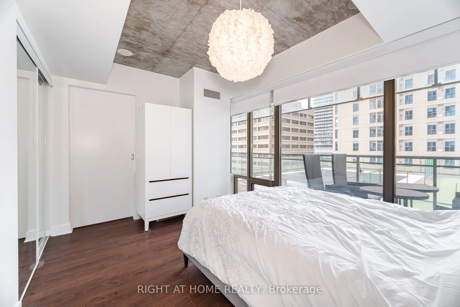 22 Wellesley Street E, #605