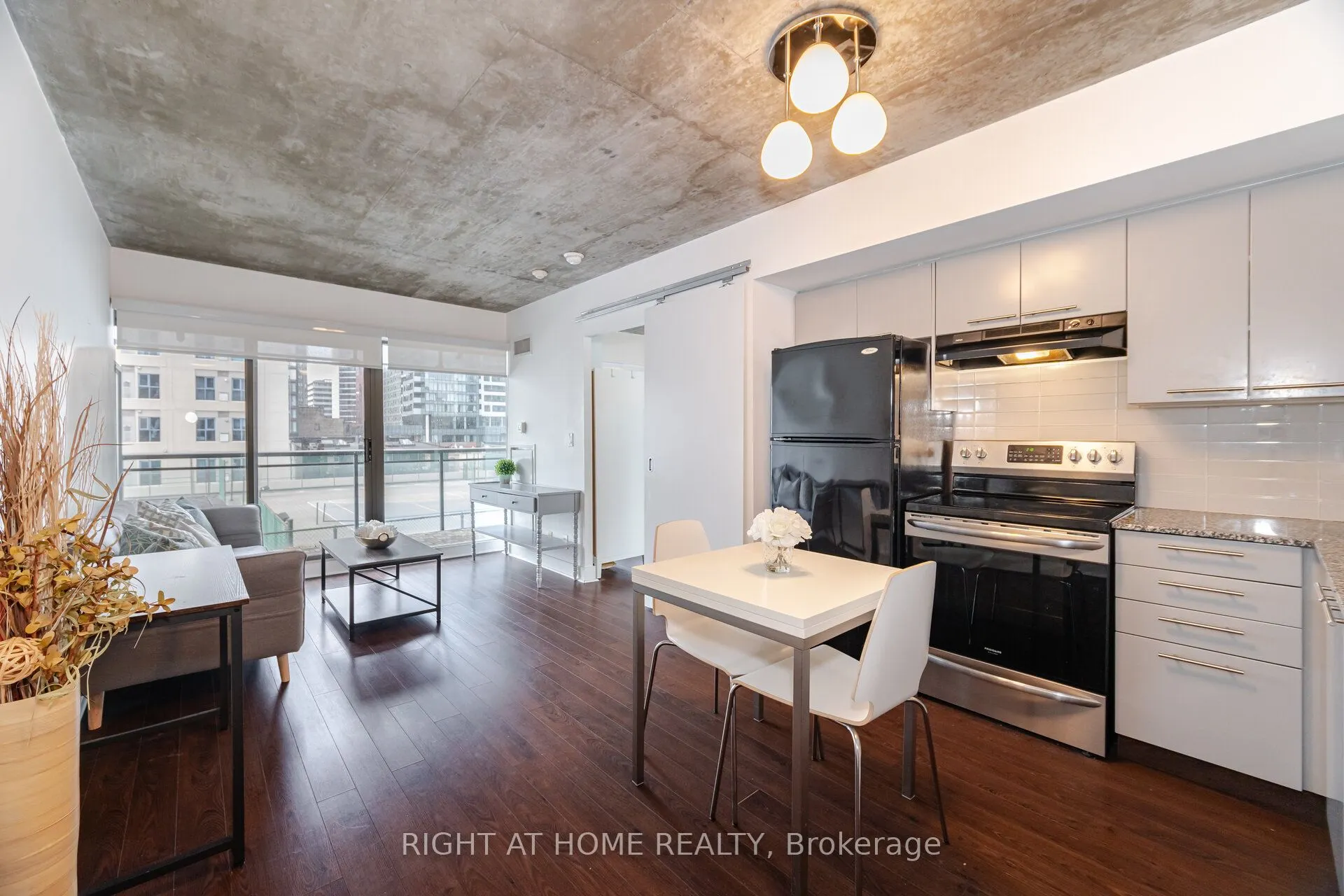 22 Wellesley Street E, #605