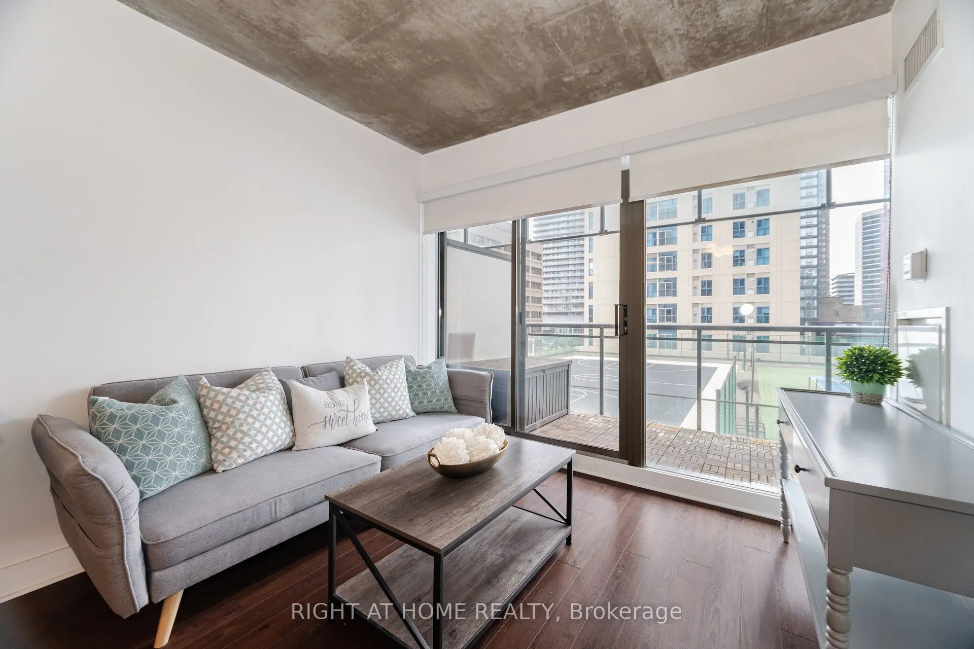 22 Wellesley Street E, #605