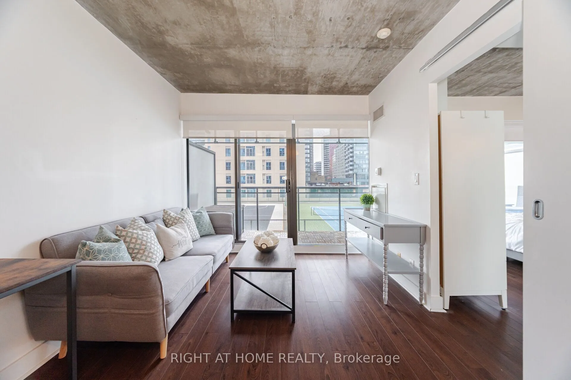 22 Wellesley Street E, #605