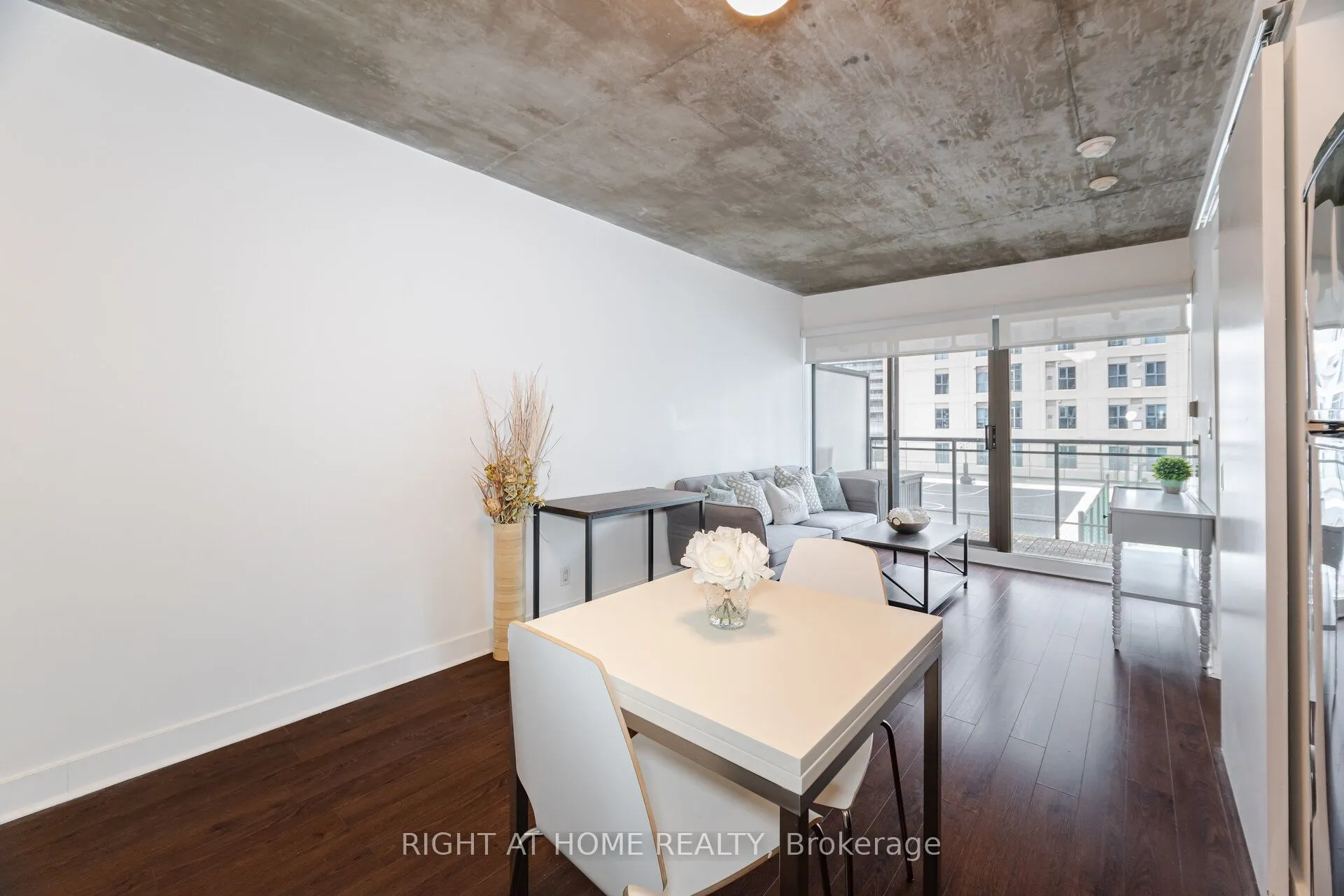 22 Wellesley Street E, #605