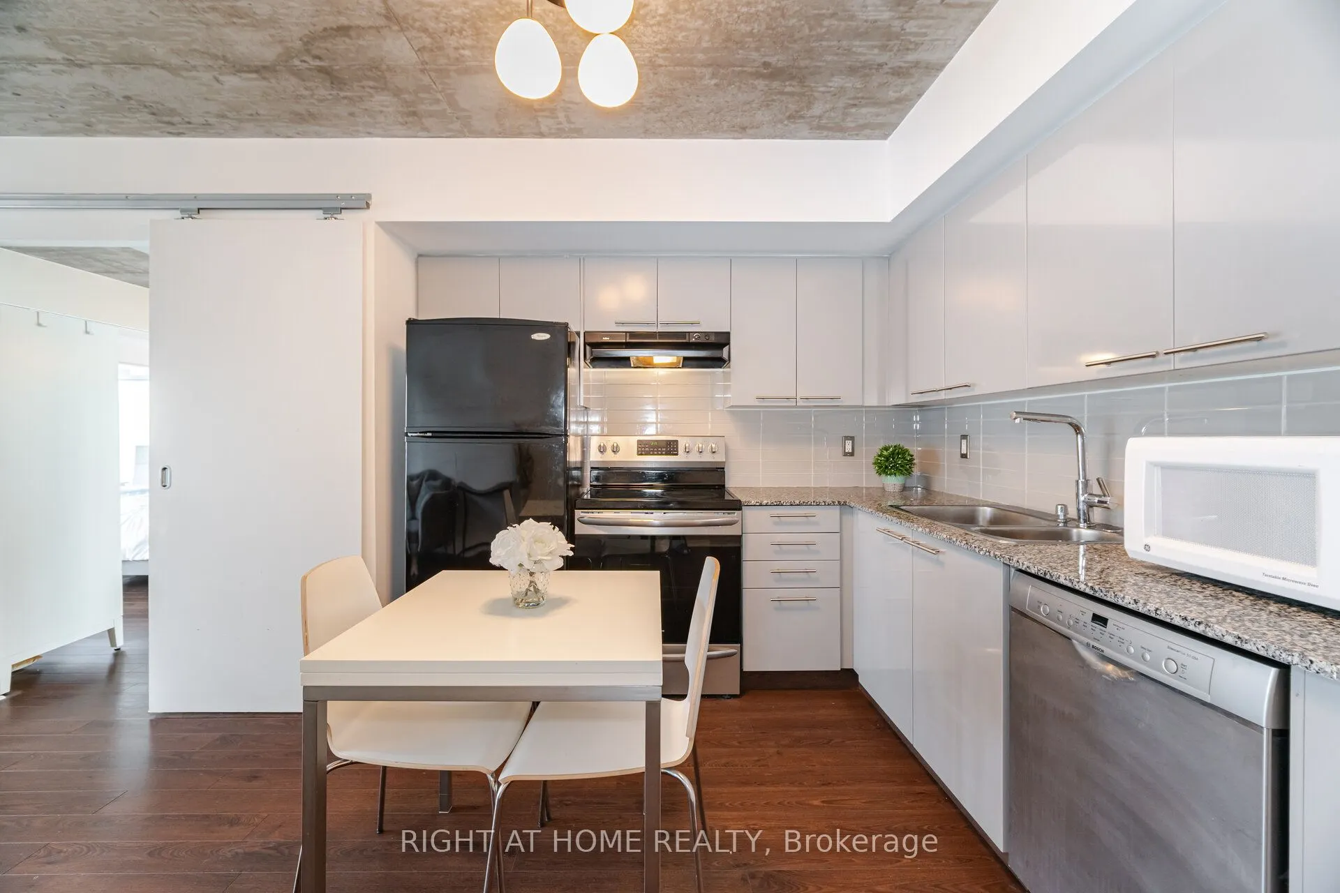 22 Wellesley Street E, #605