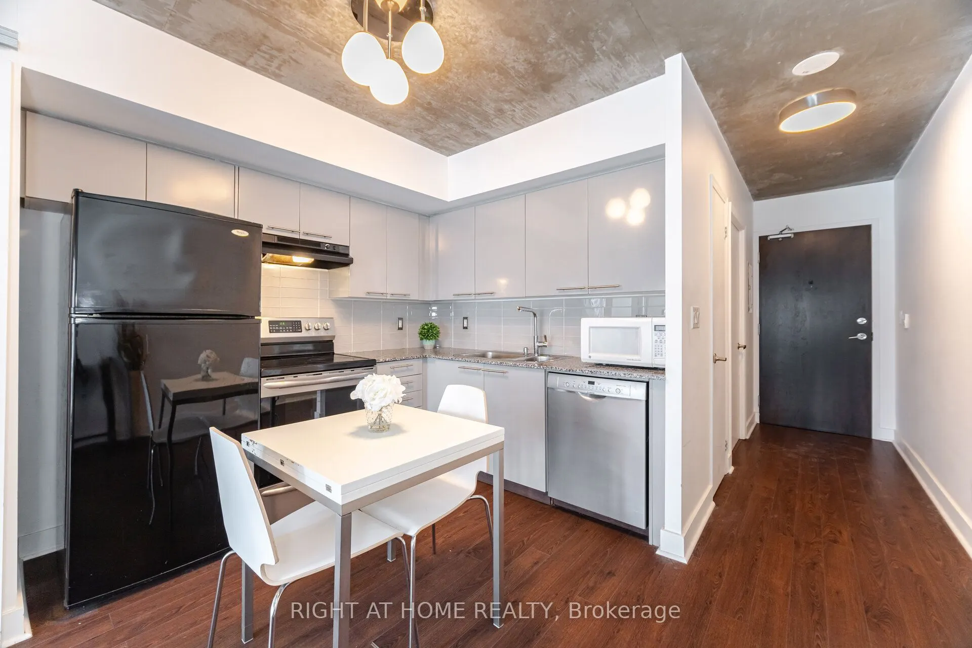 22 Wellesley Street E, #605